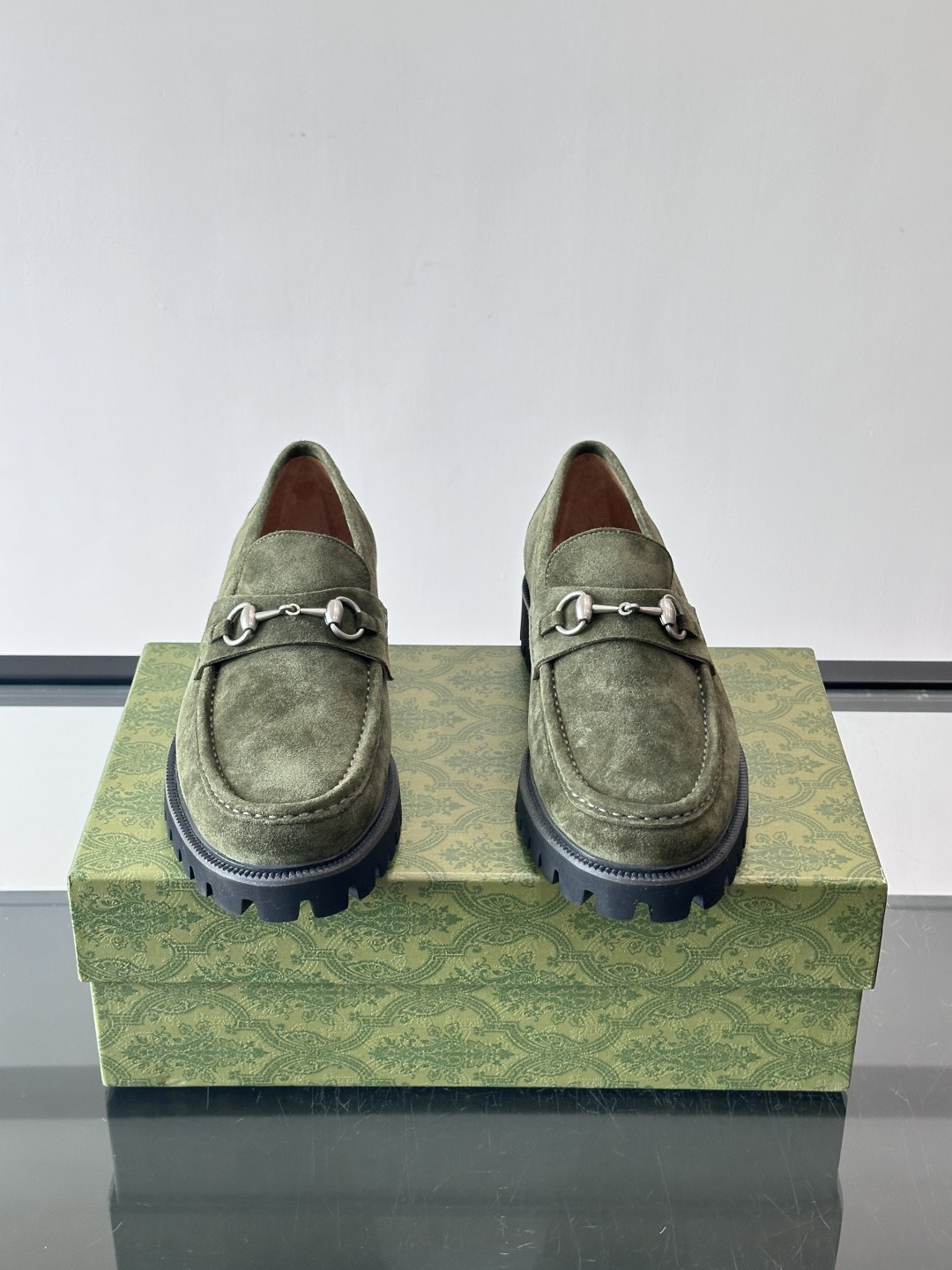 Gucci复古男士乐福鞋，采用牛皮面材质，质感细腻，英伦学院风满满。5cm厚底设计，静音又舒适，通勤日常