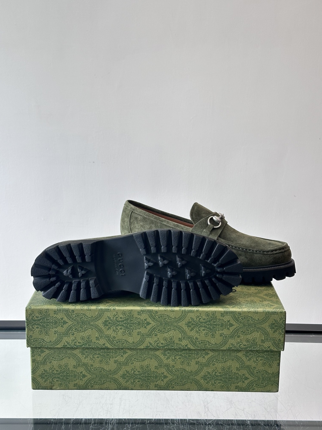 Gucci复古男士乐福鞋，采用牛皮面材质，质感细腻，英伦学院风满满。5cm厚底设计，静音又舒适，通勤日常