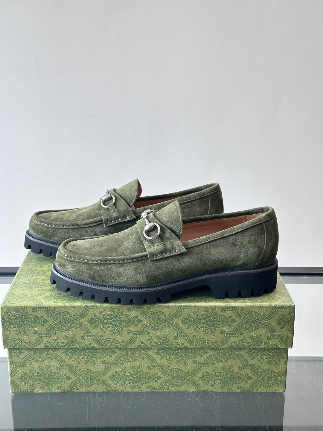 Gucci复古男士乐福鞋，采用牛皮面材质，质感细腻，英伦学院风满满。5cm厚底设计，静音又舒适，通勤日常