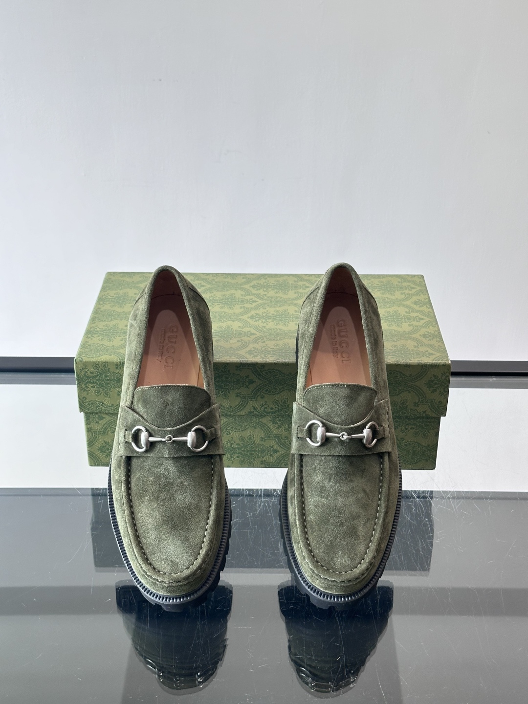 Gucci复古男士乐福鞋，采用牛皮面材质，质感细腻，英伦学院风满满。5cm厚底设计，静音又舒适，通勤日常