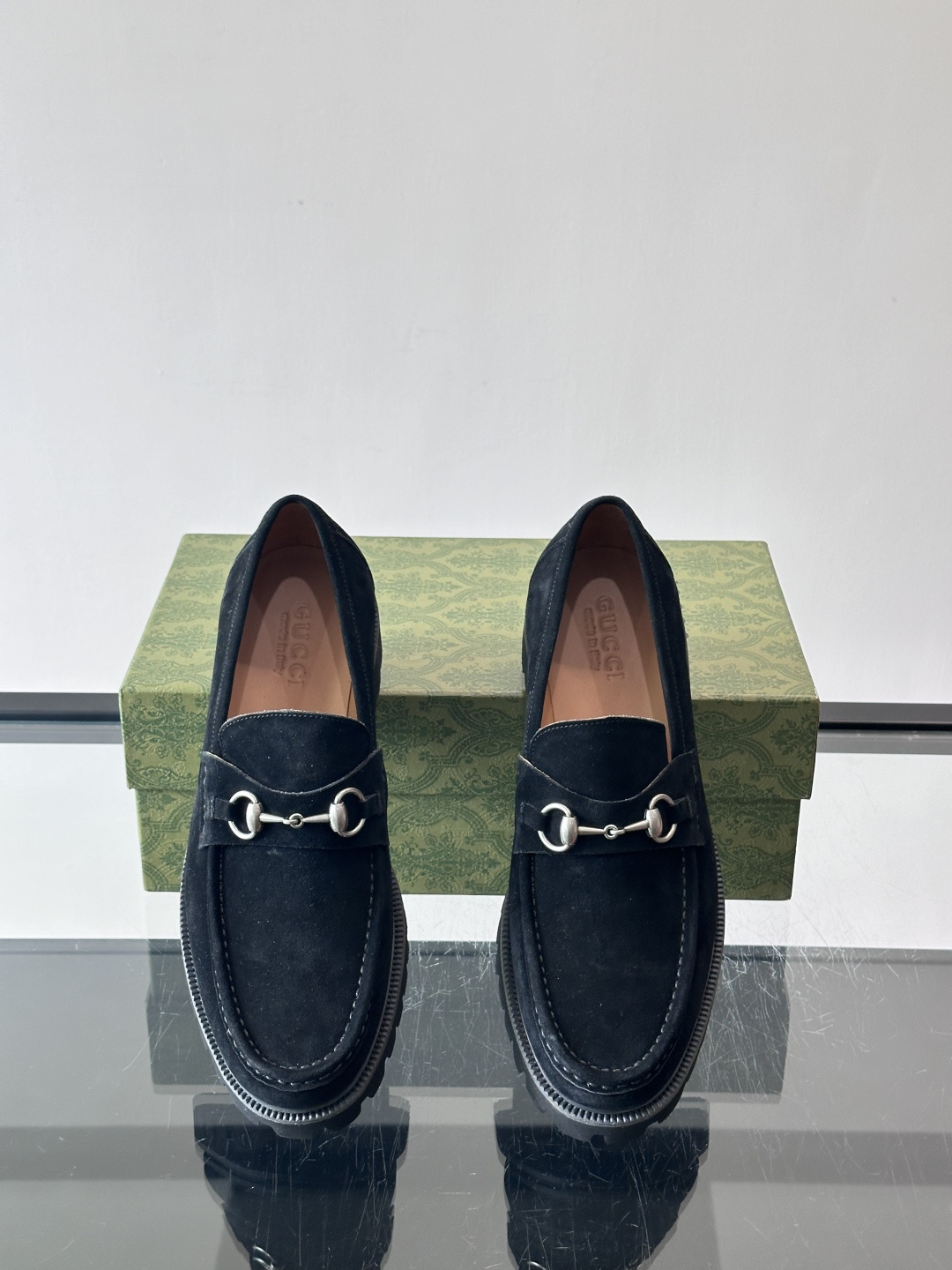 Gucci复古男士乐福鞋，采用牛皮面材质，质感细腻，英伦学院风满满。5cm厚底设计，静音又舒适，通勤日常