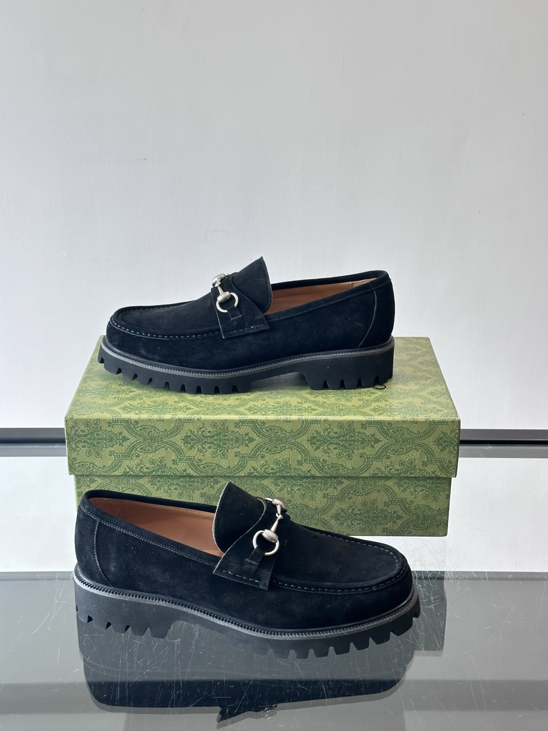 Gucci复古男士乐福鞋，采用牛皮面材质，质感细腻，英伦学院风满满。5cm厚底设计，静音又舒适，通勤日常