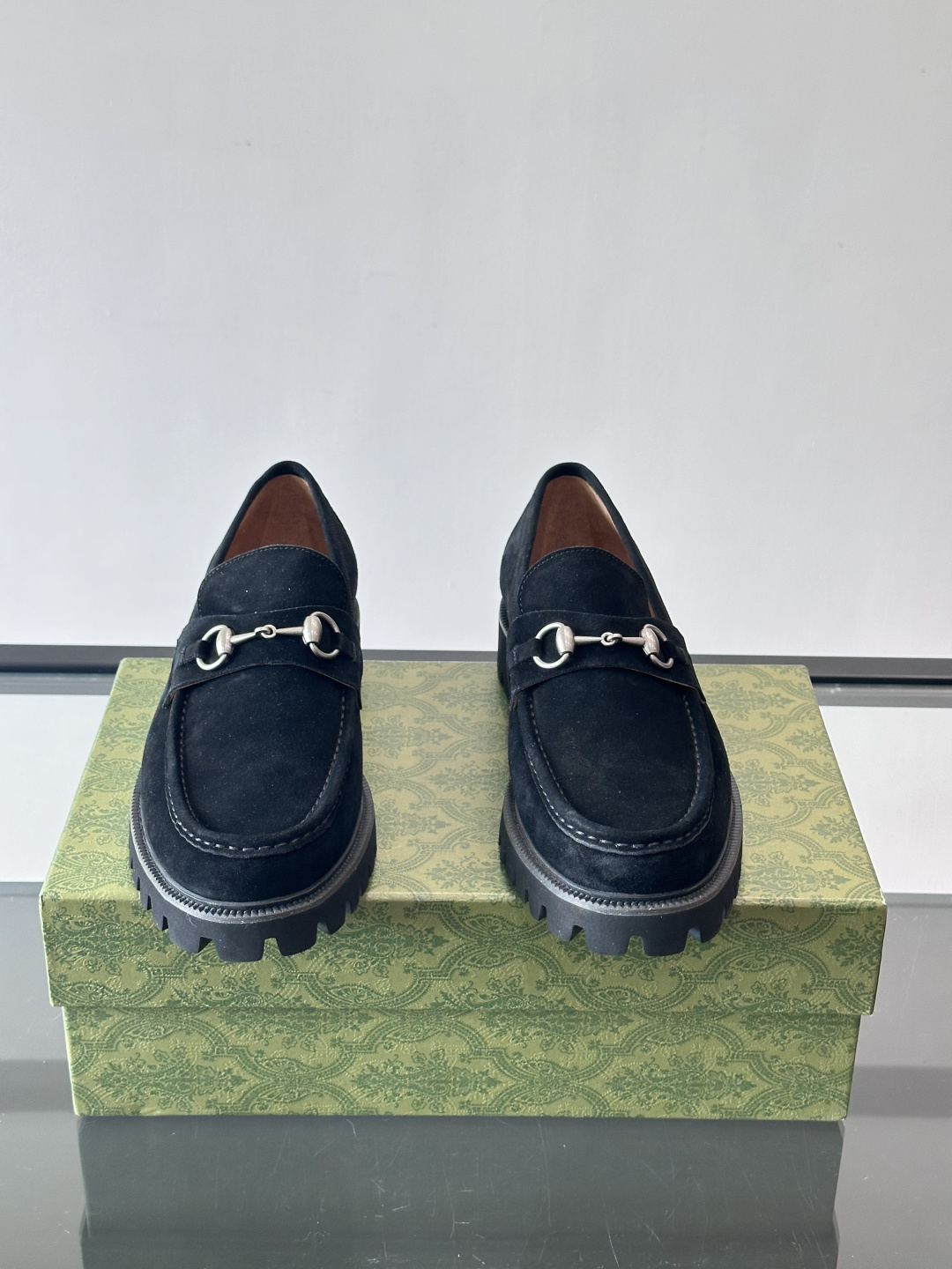 Gucci复古男士乐福鞋，采用牛皮面材质，质感细腻，英伦学院风满满。5cm厚底设计，静音又舒适，通勤日常