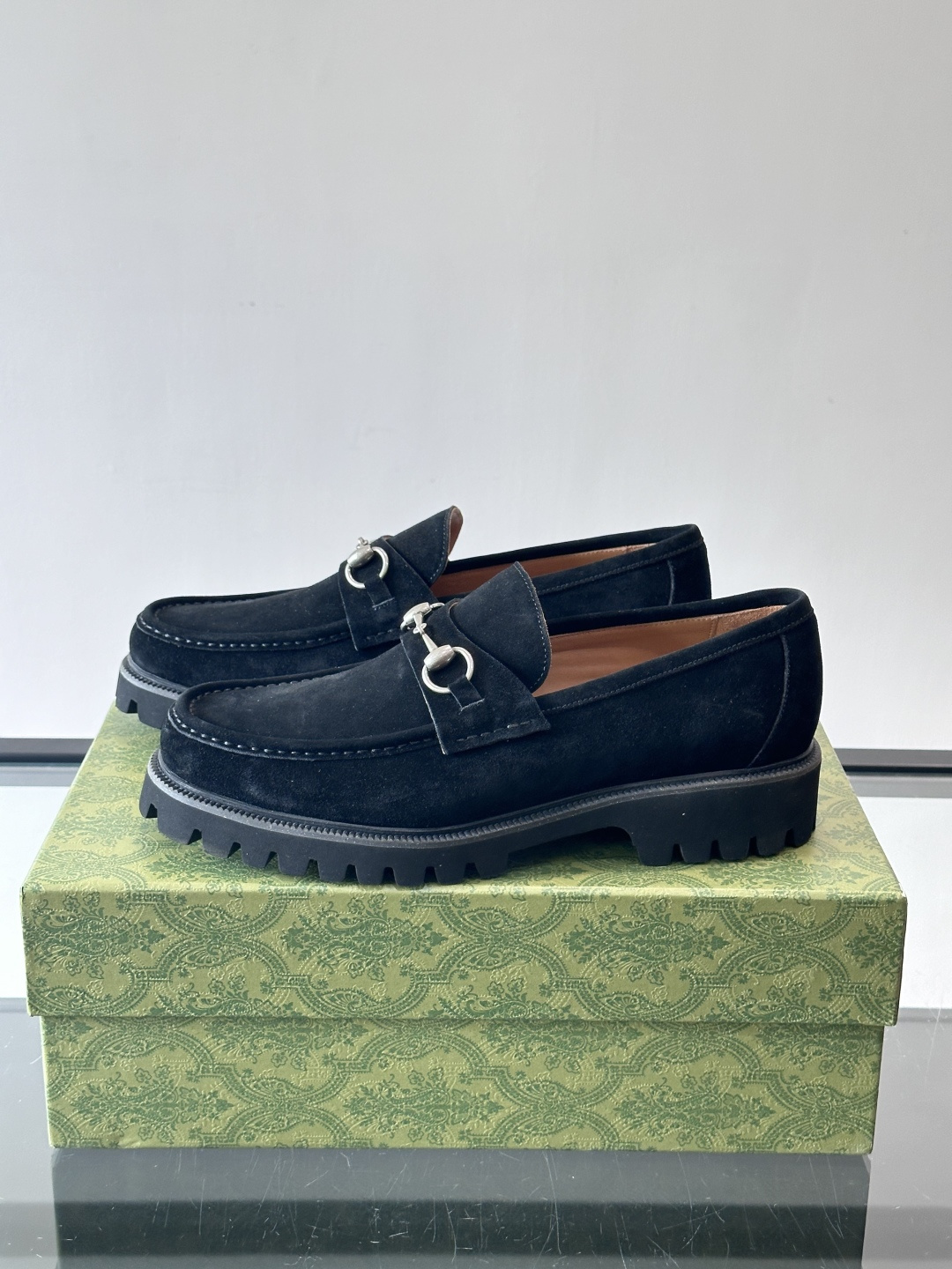 Gucci复古男士乐福鞋，采用牛皮面材质，质感细腻，英伦学院风满满。5cm厚底设计，静音又舒适，通勤日常