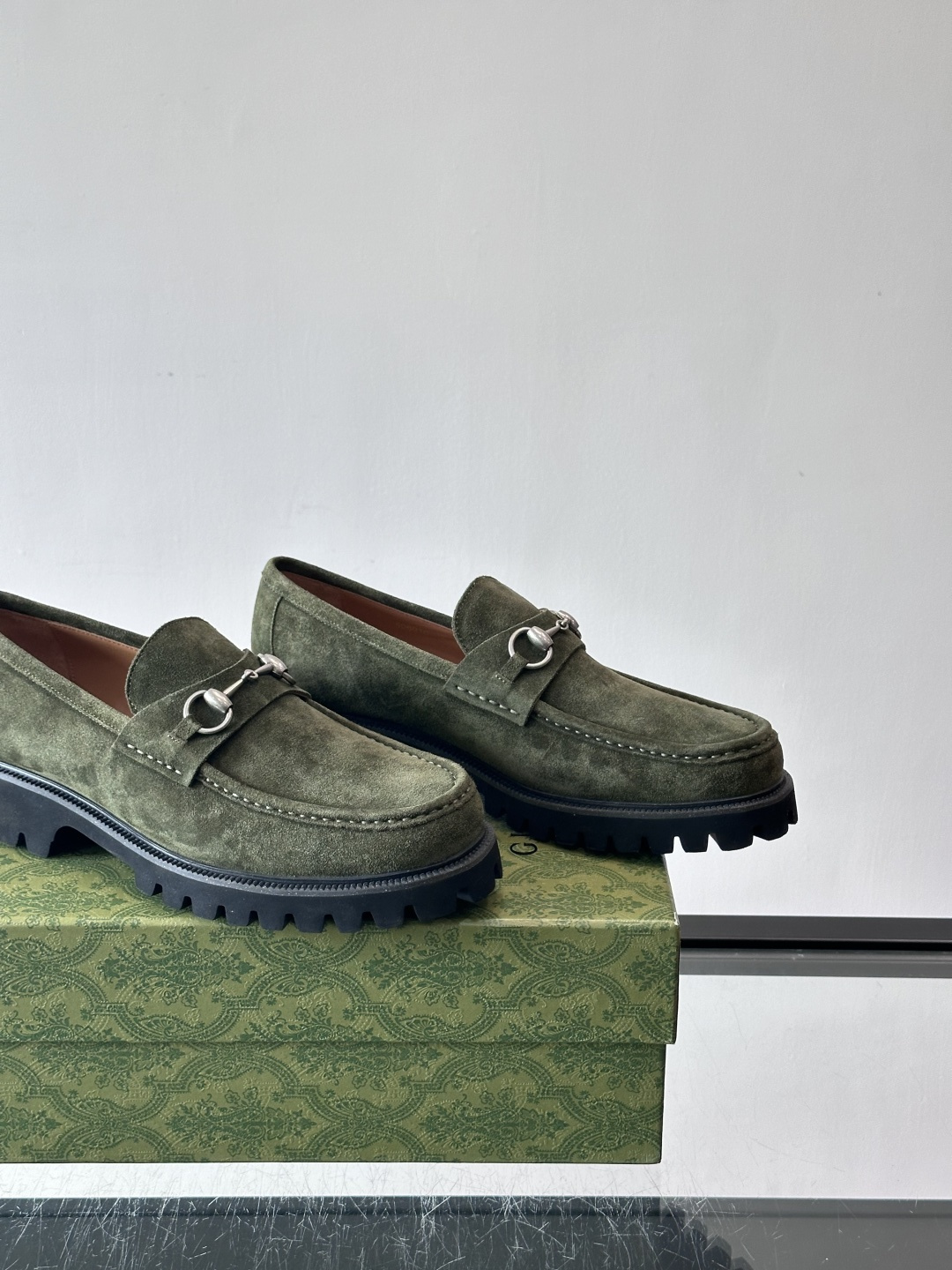 Gucci复古男士乐福鞋，采用牛皮面材质，质感细腻，英伦学院风满满。5cm厚底设计，静音又舒适，通勤日常