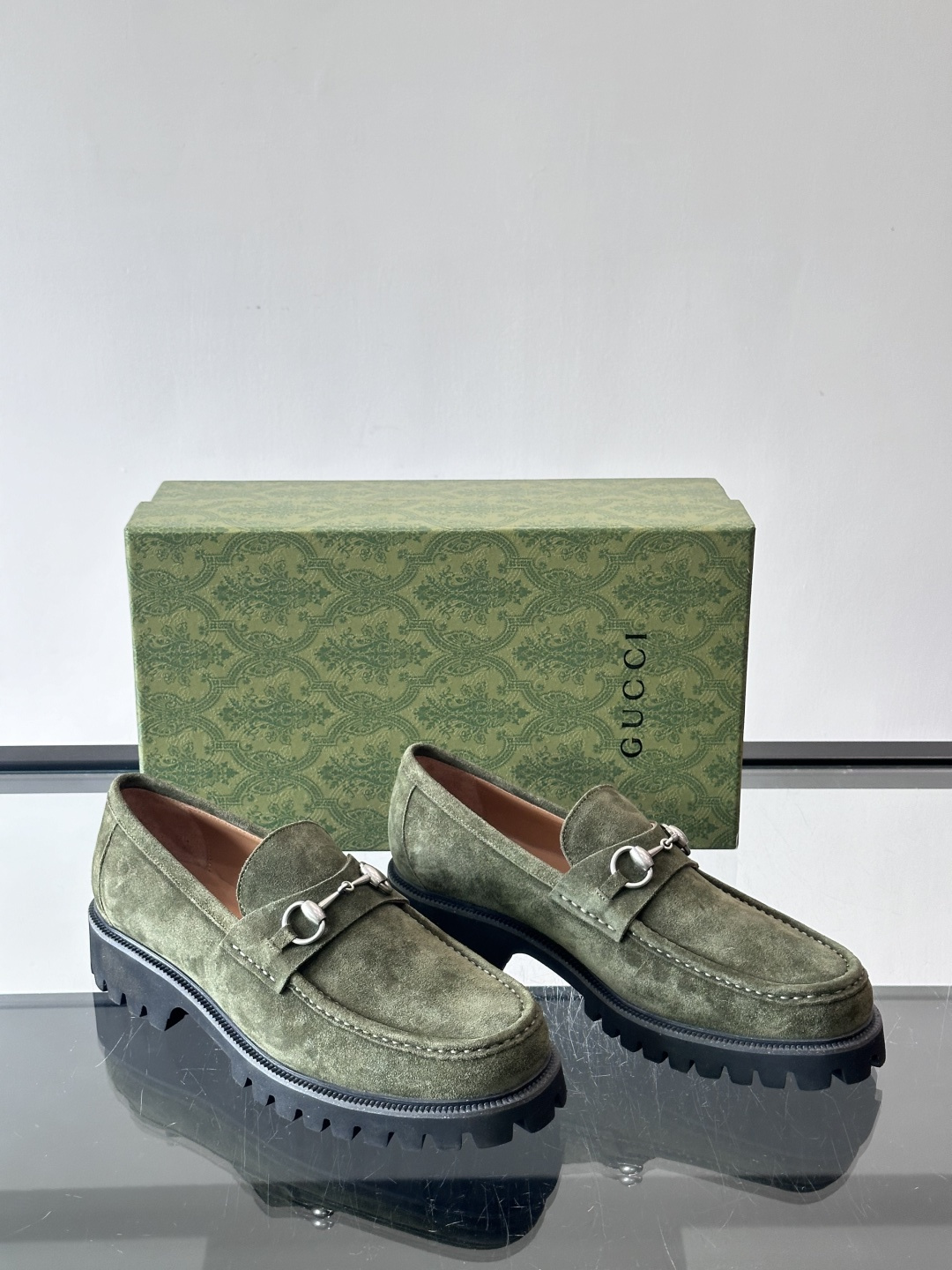 Gucci复古男士乐福鞋，采用牛皮面材质，质感细腻，英伦学院风满满。5cm厚底设计，静音又舒适，通勤日常