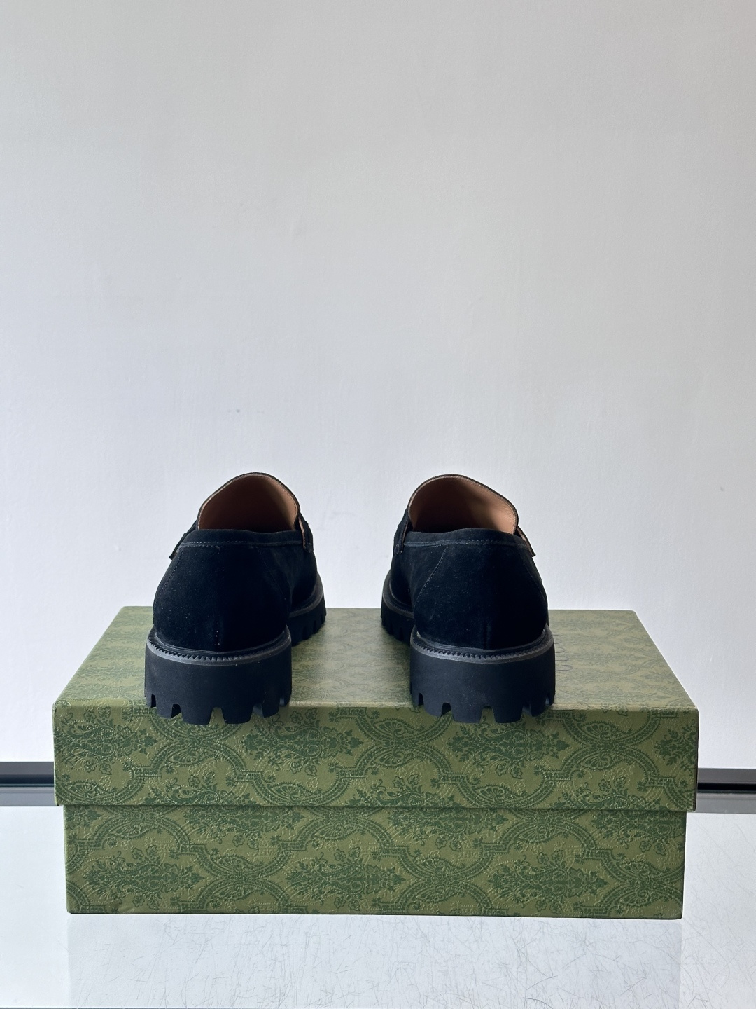 Gucci复古男士乐福鞋，采用牛皮面材质，质感细腻，英伦学院风满满。5cm厚底设计，静音又舒适，通勤日常