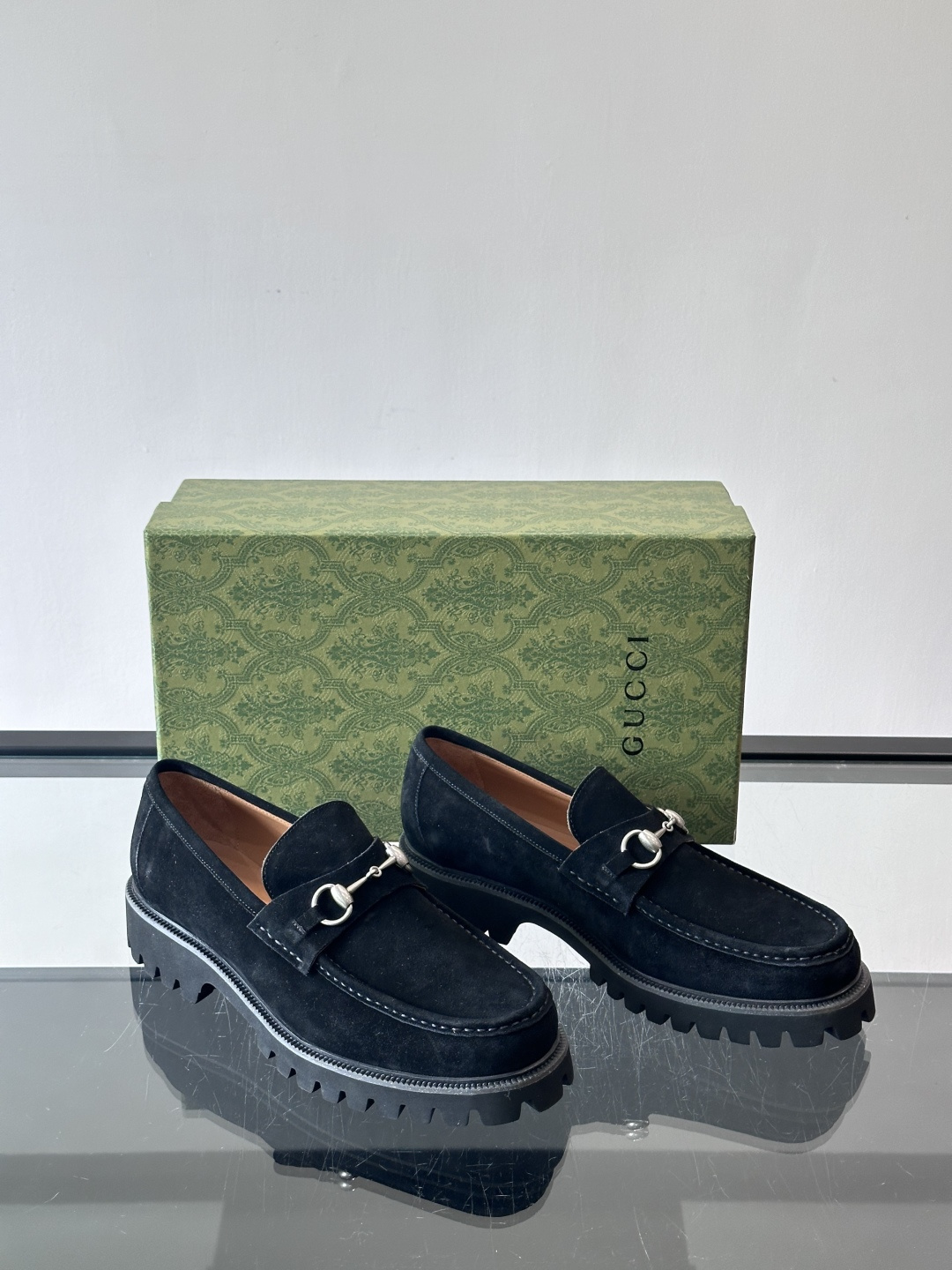 Gucci复古男士乐福鞋，采用牛皮面材质，质感细腻，英伦学院风满满。5cm厚底设计，静音又舒适，通勤日常