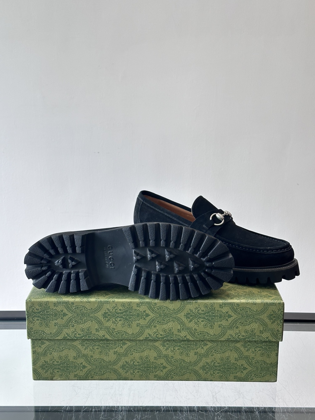 Gucci复古男士乐福鞋，采用牛皮面材质，质感细腻，英伦学院风满满。5cm厚底设计，静音又舒适，通勤日常