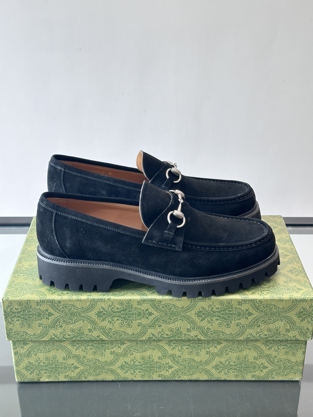 Gucci复古男士乐福鞋，采用牛皮面材质，质感细腻，英伦学院风满满。5cm厚底设计，静音又舒适，通勤日常