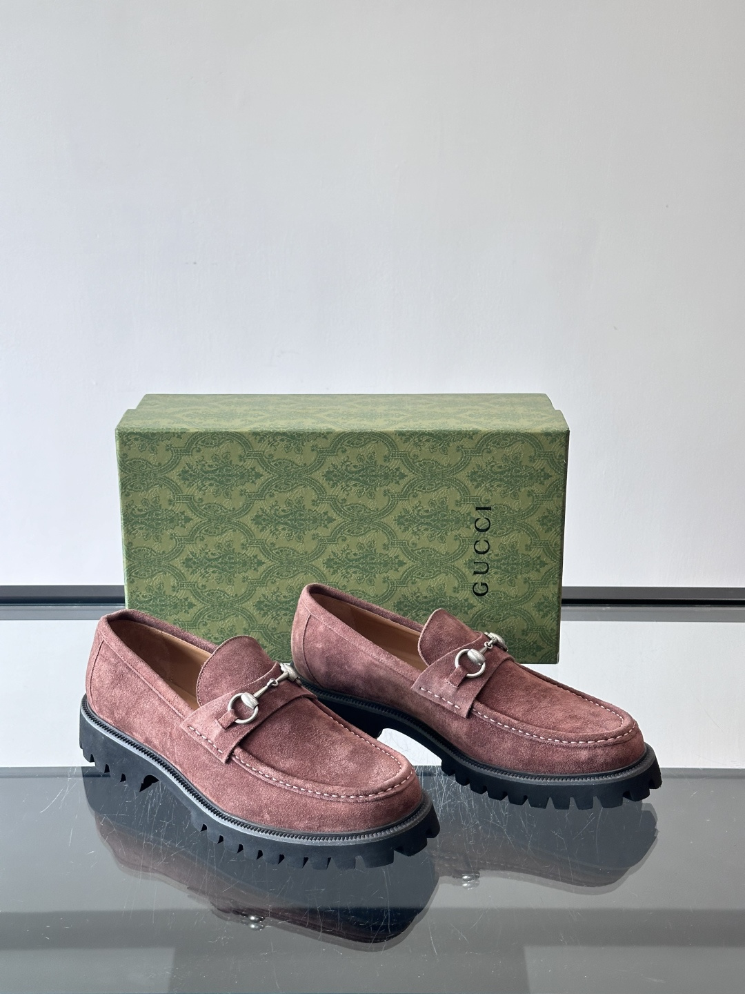 Gucci复古男士乐福鞋，采用牛皮面材质，质感细腻，英伦学院风满满。5cm厚底设计，静音又舒适，通勤日常