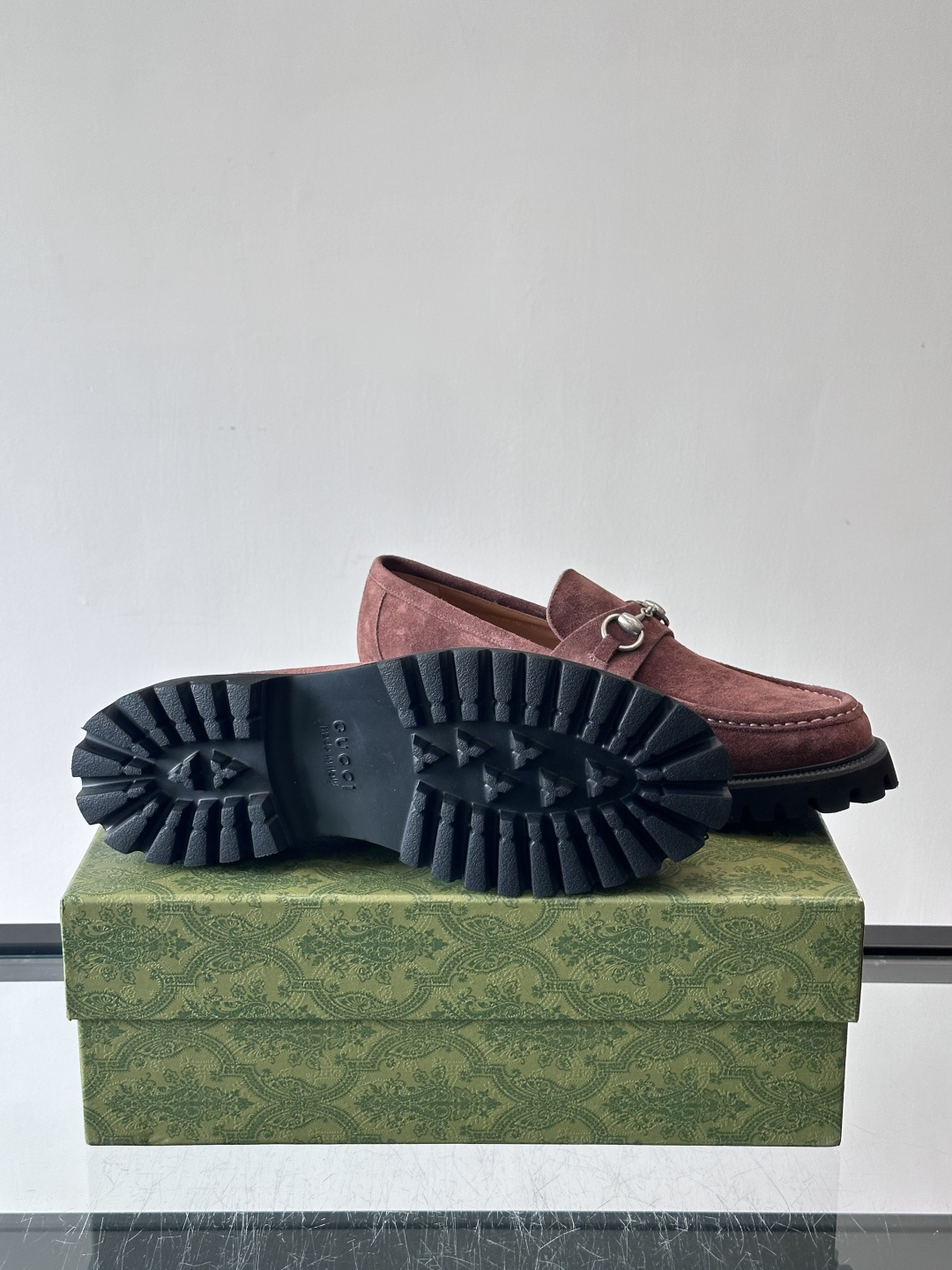 Gucci复古男士乐福鞋，采用牛皮面材质，质感细腻，英伦学院风满满。5cm厚底设计，静音又舒适，通勤日常