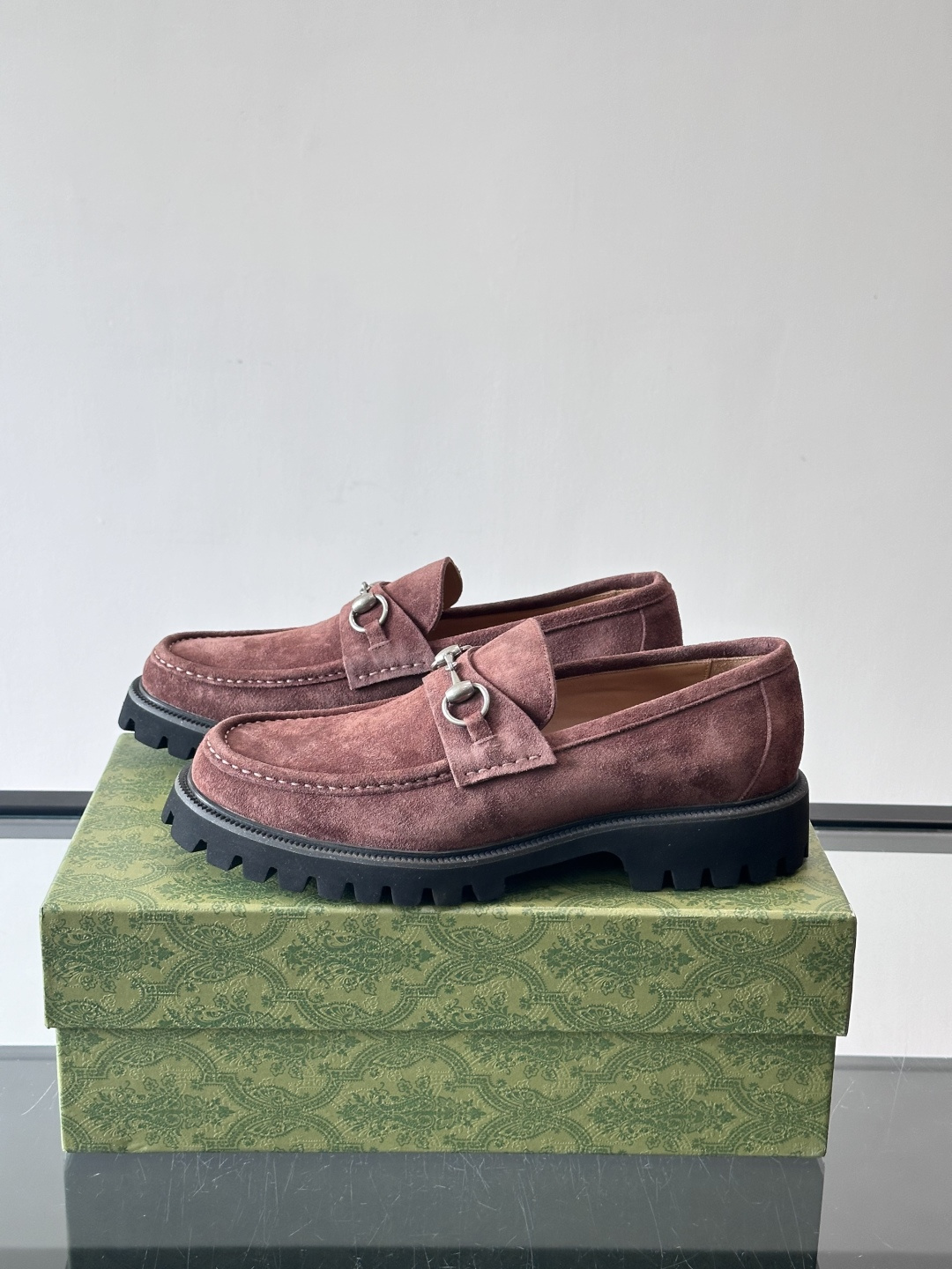 Gucci复古男士乐福鞋，采用牛皮面材质，质感细腻，英伦学院风满满。5cm厚底设计，静音又舒适，通勤日常