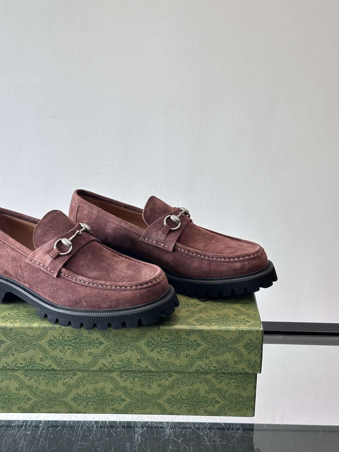 Gucci复古男士乐福鞋，采用牛皮面材质，质感细腻，英伦学院风满满。5cm厚底设计，静音又舒适，通勤日常