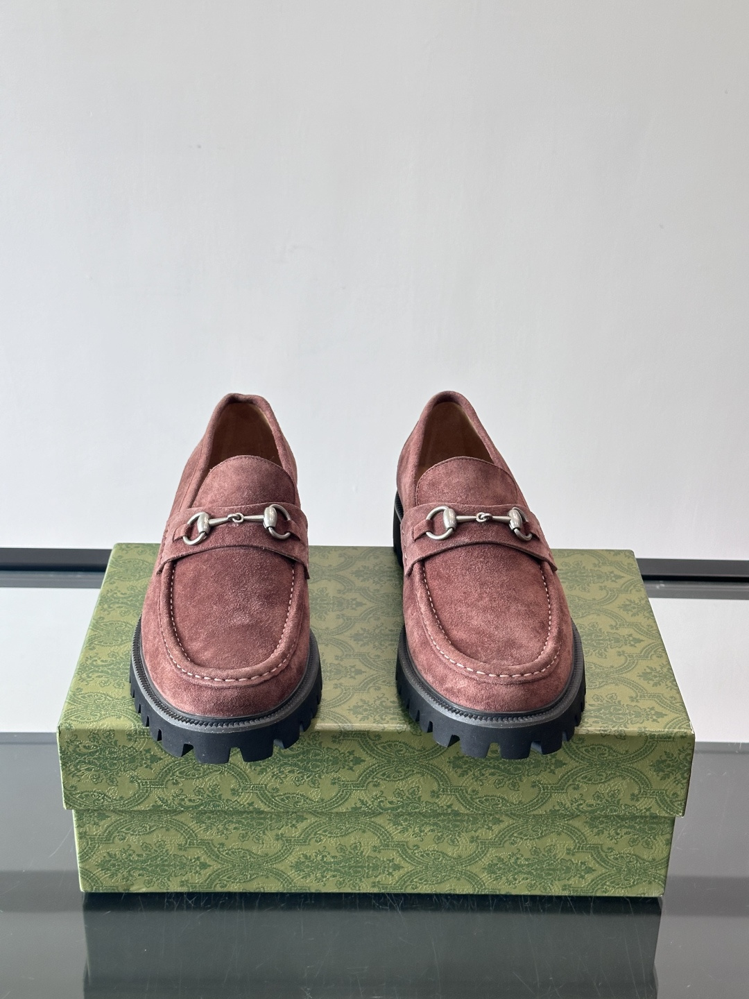 Gucci复古男士乐福鞋，采用牛皮面材质，质感细腻，英伦学院风满满。5cm厚底设计，静音又舒适，通勤日常