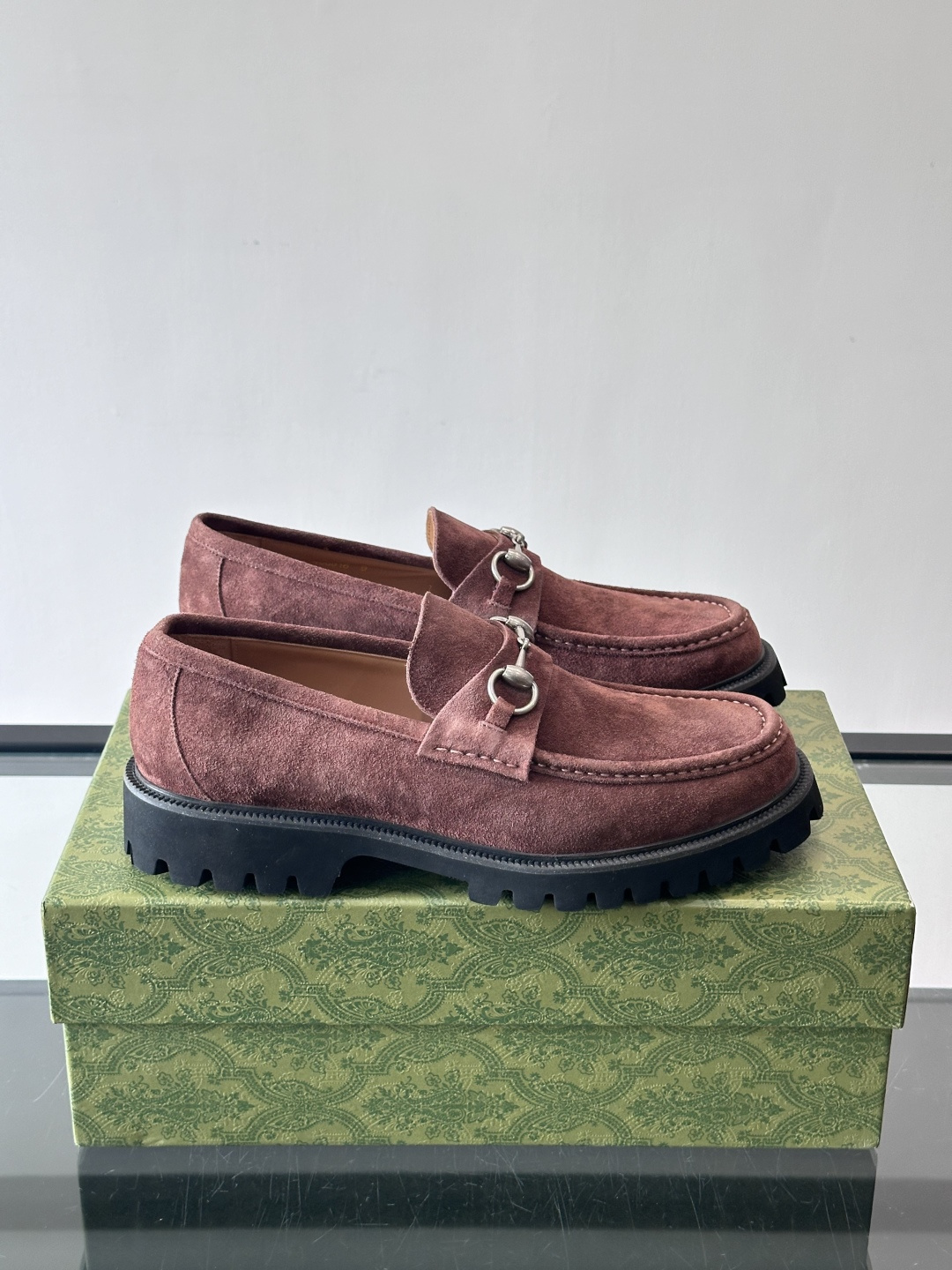 Gucci复古男士乐福鞋，采用牛皮面材质，质感细腻，英伦学院风满满。5cm厚底设计，静音又舒适，通勤日常