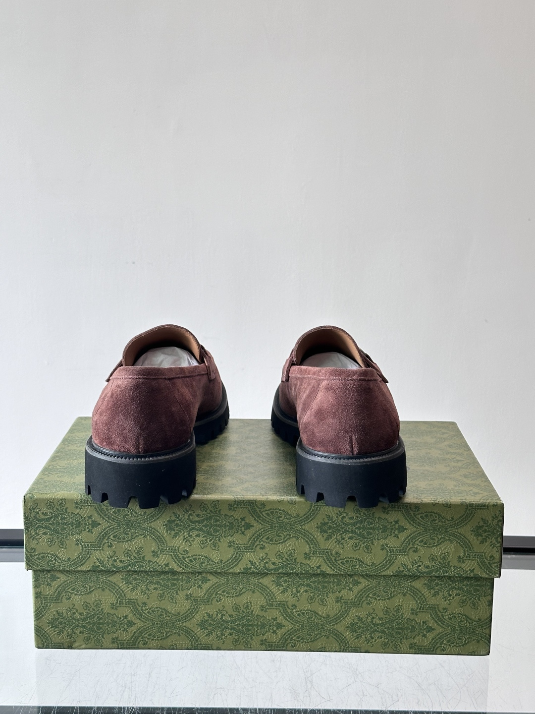 Gucci复古男士乐福鞋，采用牛皮面材质，质感细腻，英伦学院风满满。5cm厚底设计，静音又舒适，通勤日常