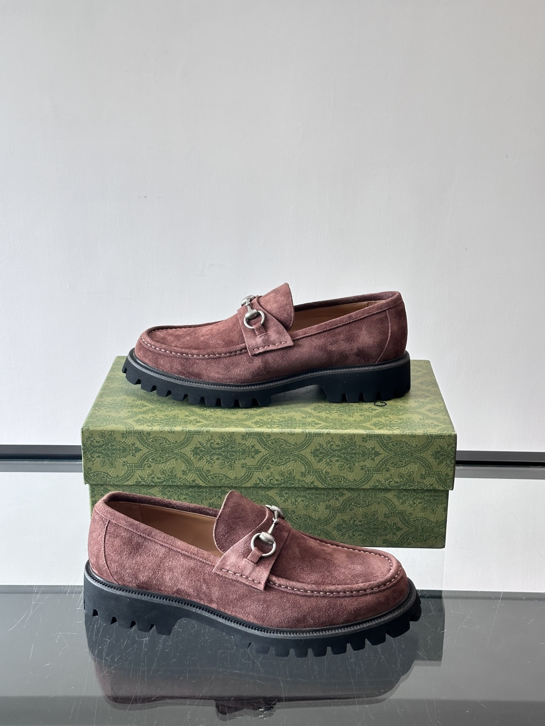 Gucci复古男士乐福鞋，采用牛皮面材质，质感细腻，英伦学院风满满。5cm厚底设计，静音又舒适，通勤日常