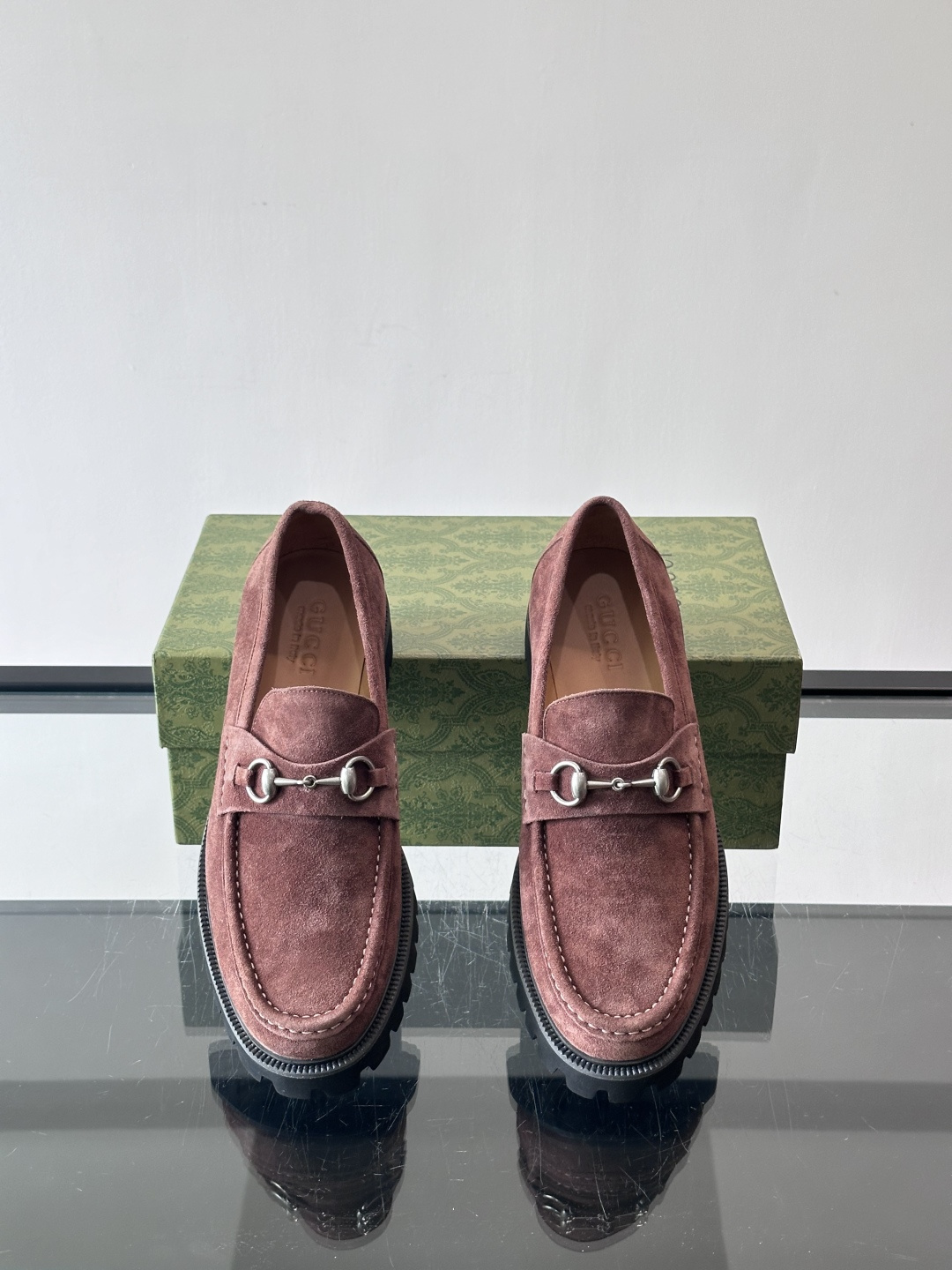 Gucci复古男士乐福鞋，采用牛皮面材质，质感细腻，英伦学院风满满。5cm厚底设计，静音又舒适，通勤日常