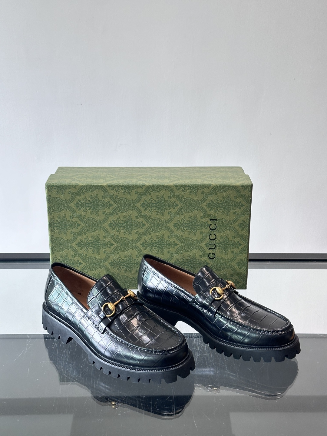 Gucci复古男士乐福鞋，采用牛皮面材质，质感细腻，英伦学院风满满。5cm厚底设计，静音又舒适，通勤日常