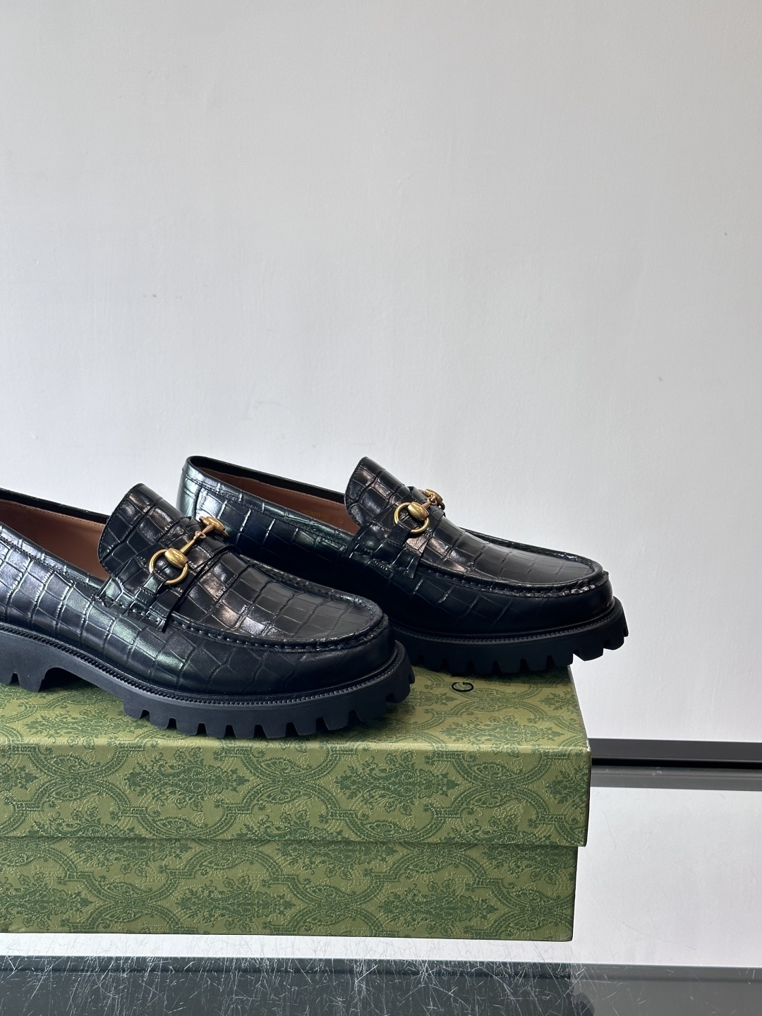 Gucci复古男士乐福鞋，采用牛皮面材质，质感细腻，英伦学院风满满。5cm厚底设计，静音又舒适，通勤日常