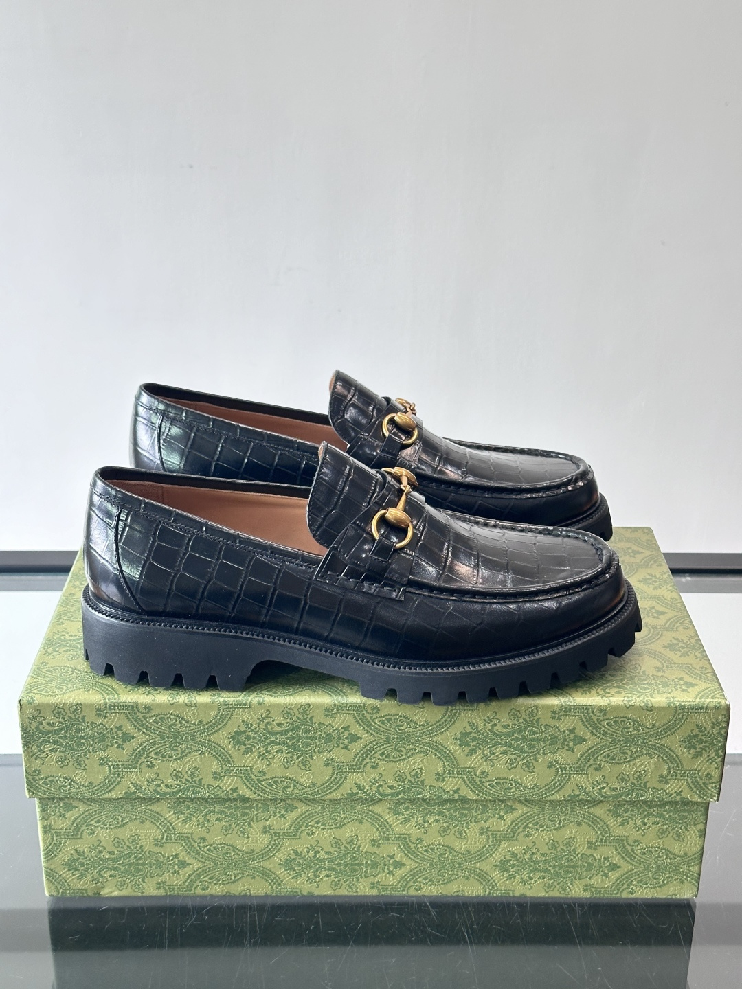 Gucci复古男士乐福鞋，采用牛皮面材质，质感细腻，英伦学院风满满。5cm厚底设计，静音又舒适，通勤日常