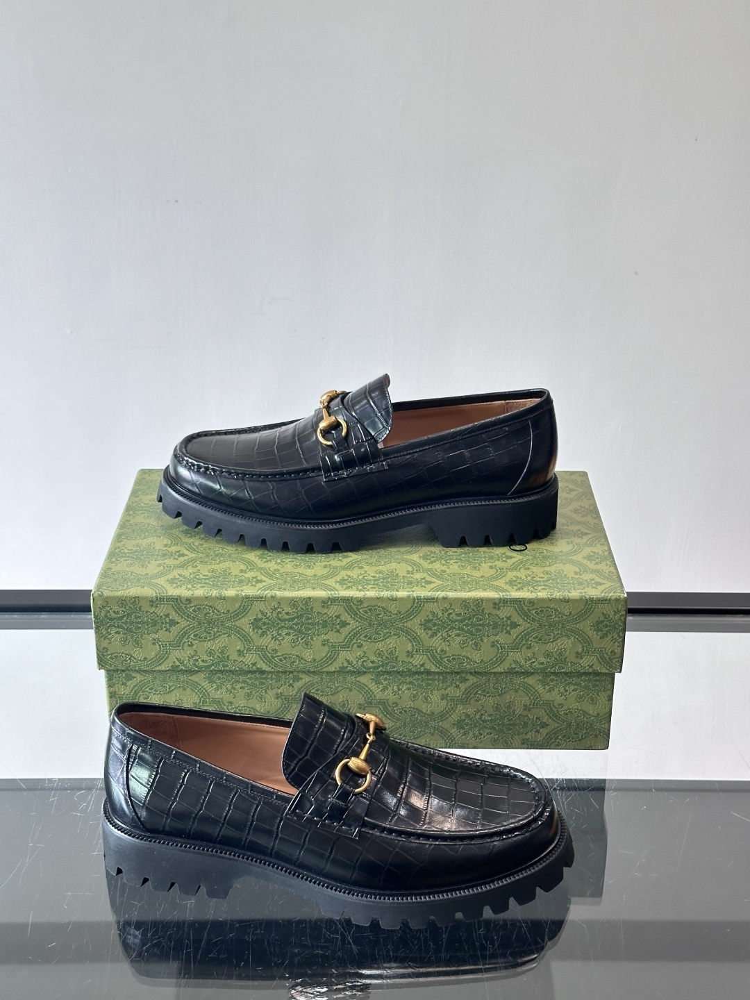 Gucci复古男士乐福鞋，采用牛皮面材质，质感细腻，英伦学院风满满。5cm厚底设计，静音又舒适，通勤日常