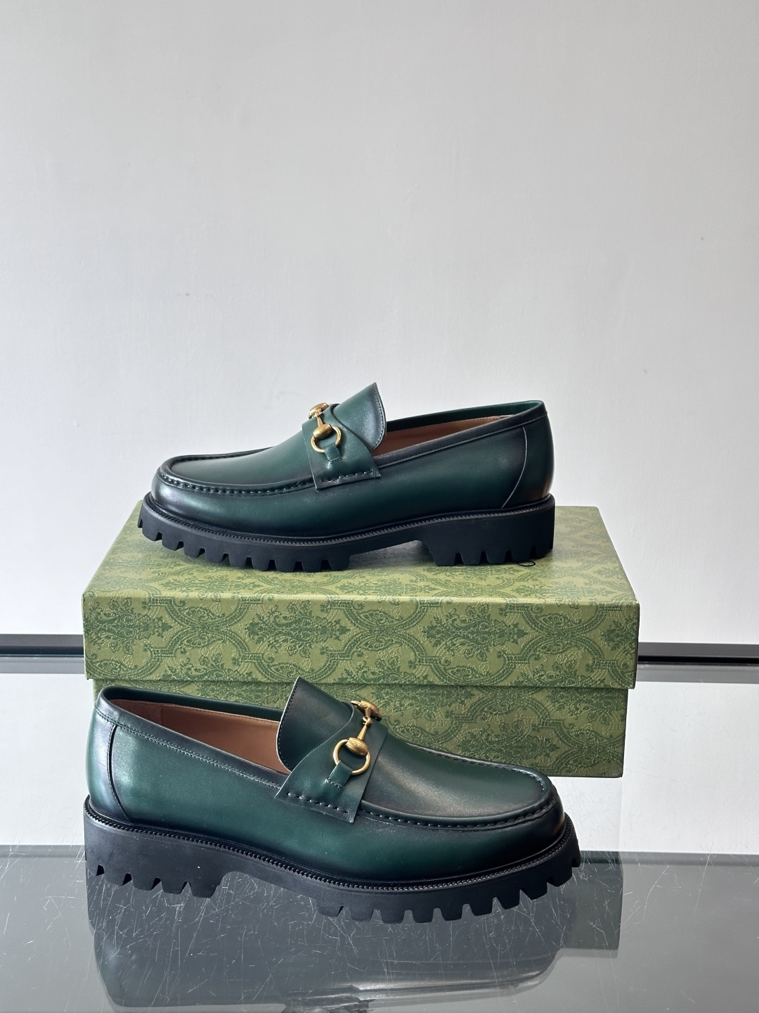 Gucci复古男士乐福鞋，采用牛皮面材质，质感细腻，英伦学院风满满。5cm厚底设计，静音又舒适，通勤日常