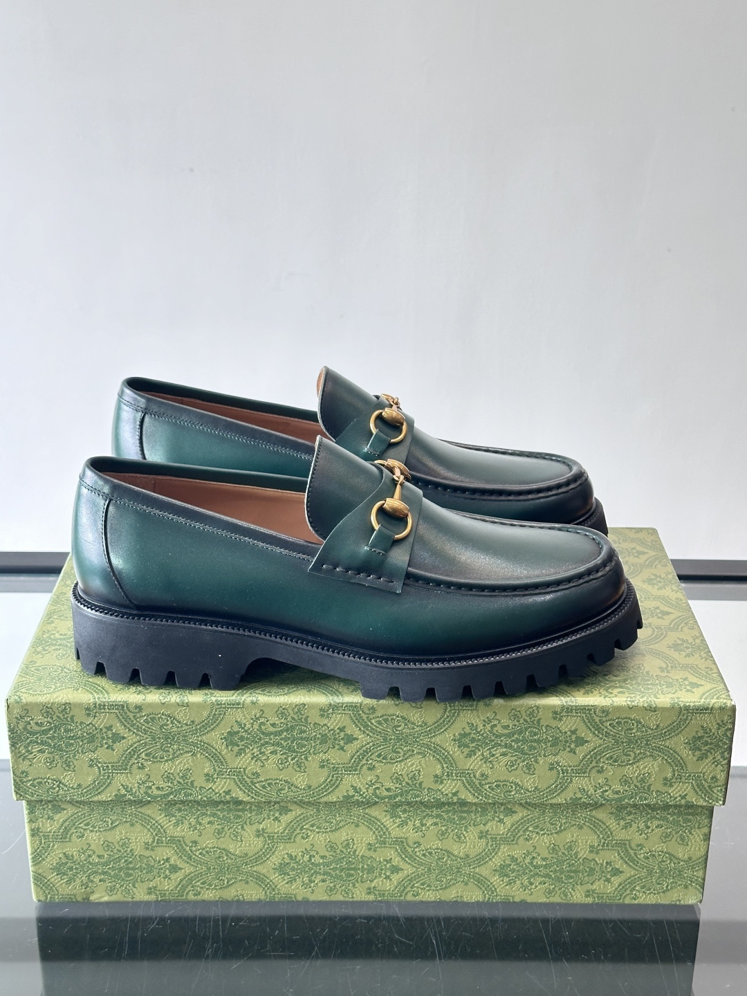 Gucci复古男士乐福鞋，采用牛皮面材质，质感细腻，英伦学院风满满。5cm厚底设计，静音又舒适，通勤日常