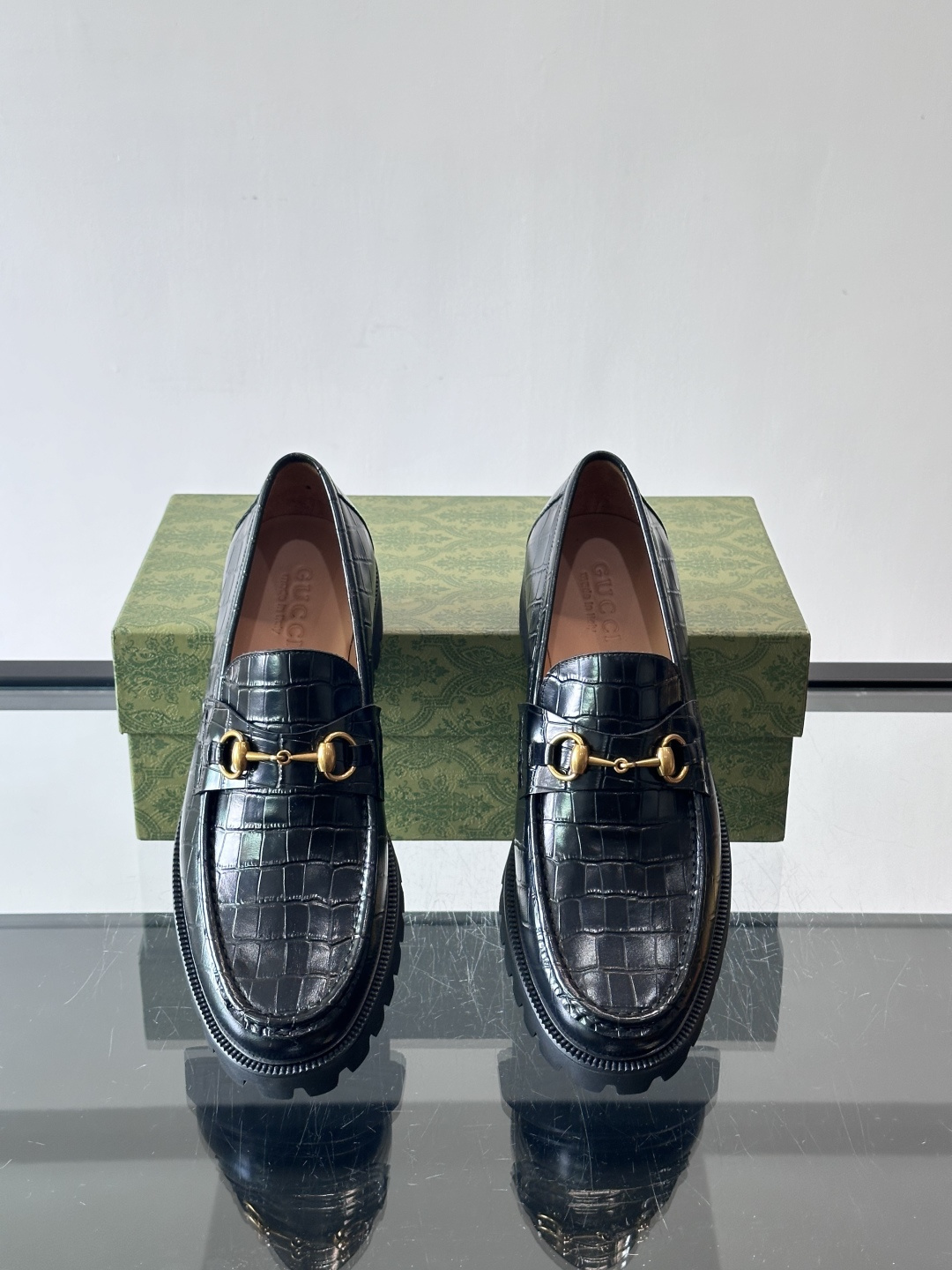 Gucci复古男士乐福鞋，采用牛皮面材质，质感细腻，英伦学院风满满。5cm厚底设计，静音又舒适，通勤日常