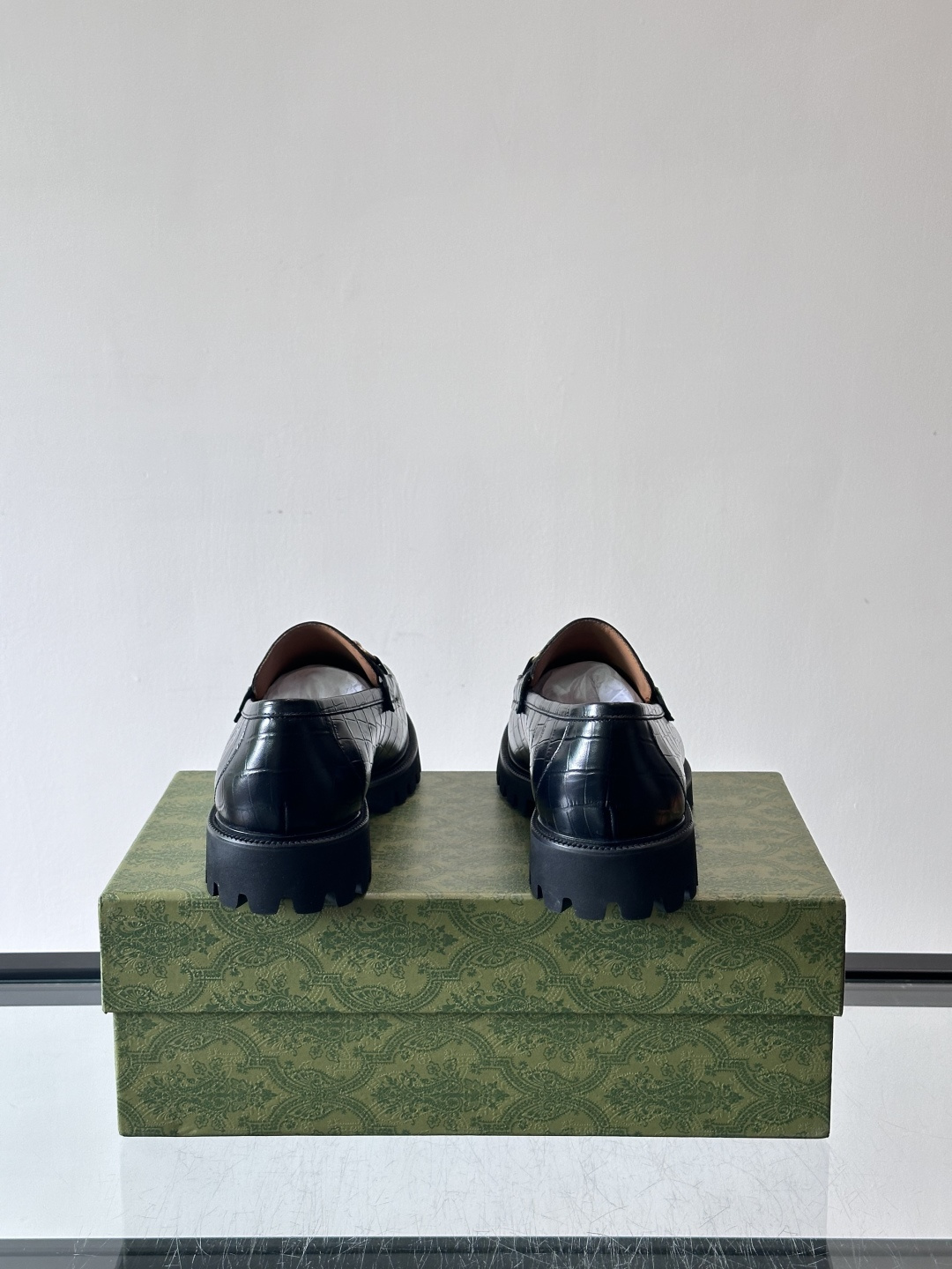 Gucci复古男士乐福鞋，采用牛皮面材质，质感细腻，英伦学院风满满。5cm厚底设计，静音又舒适，通勤日常