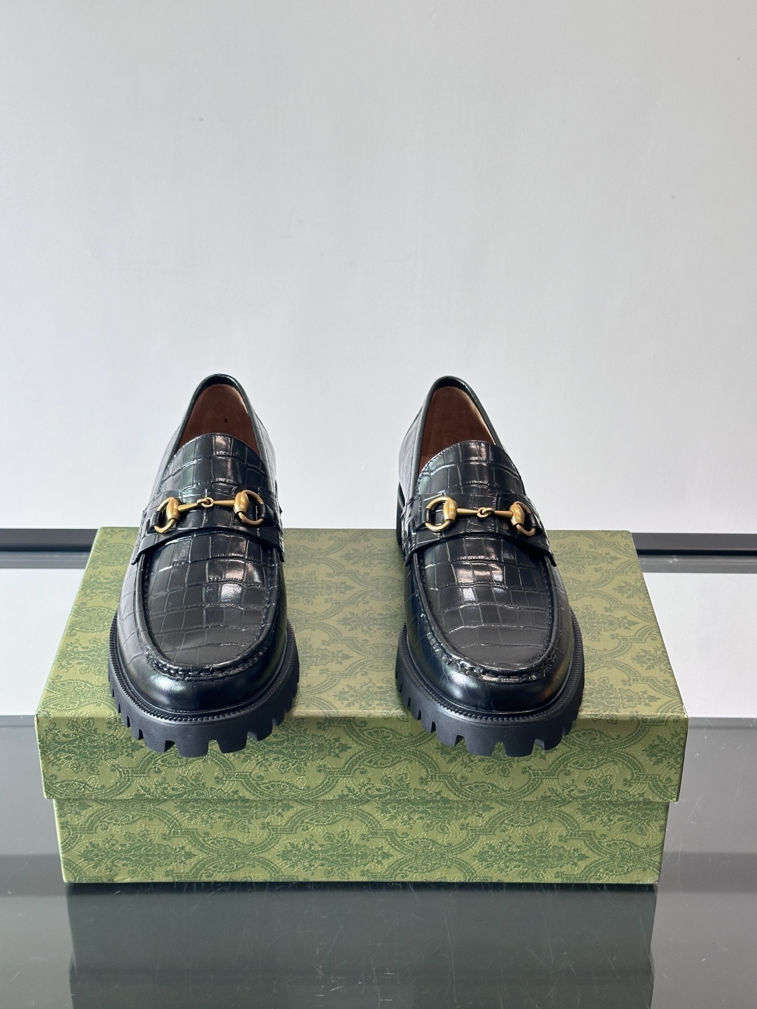 Gucci复古男士乐福鞋，采用牛皮面材质，质感细腻，英伦学院风满满。5cm厚底设计，静音又舒适，通勤日常