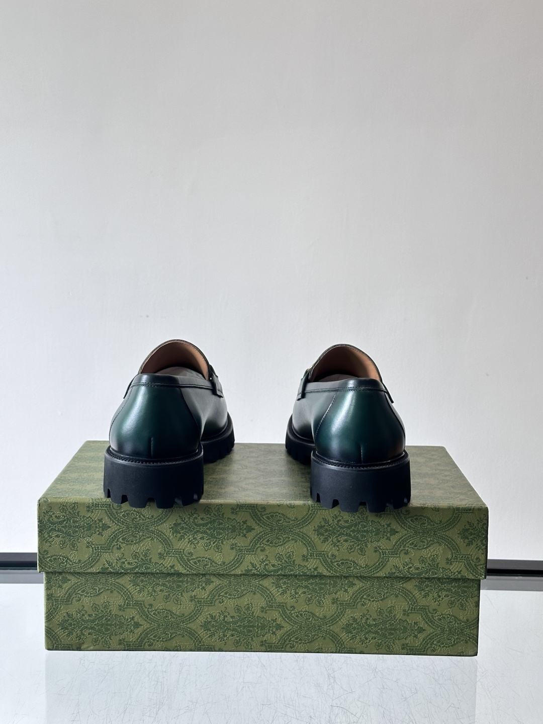 Gucci复古男士乐福鞋，采用牛皮面材质，质感细腻，英伦学院风满满。5cm厚底设计，静音又舒适，通勤日常