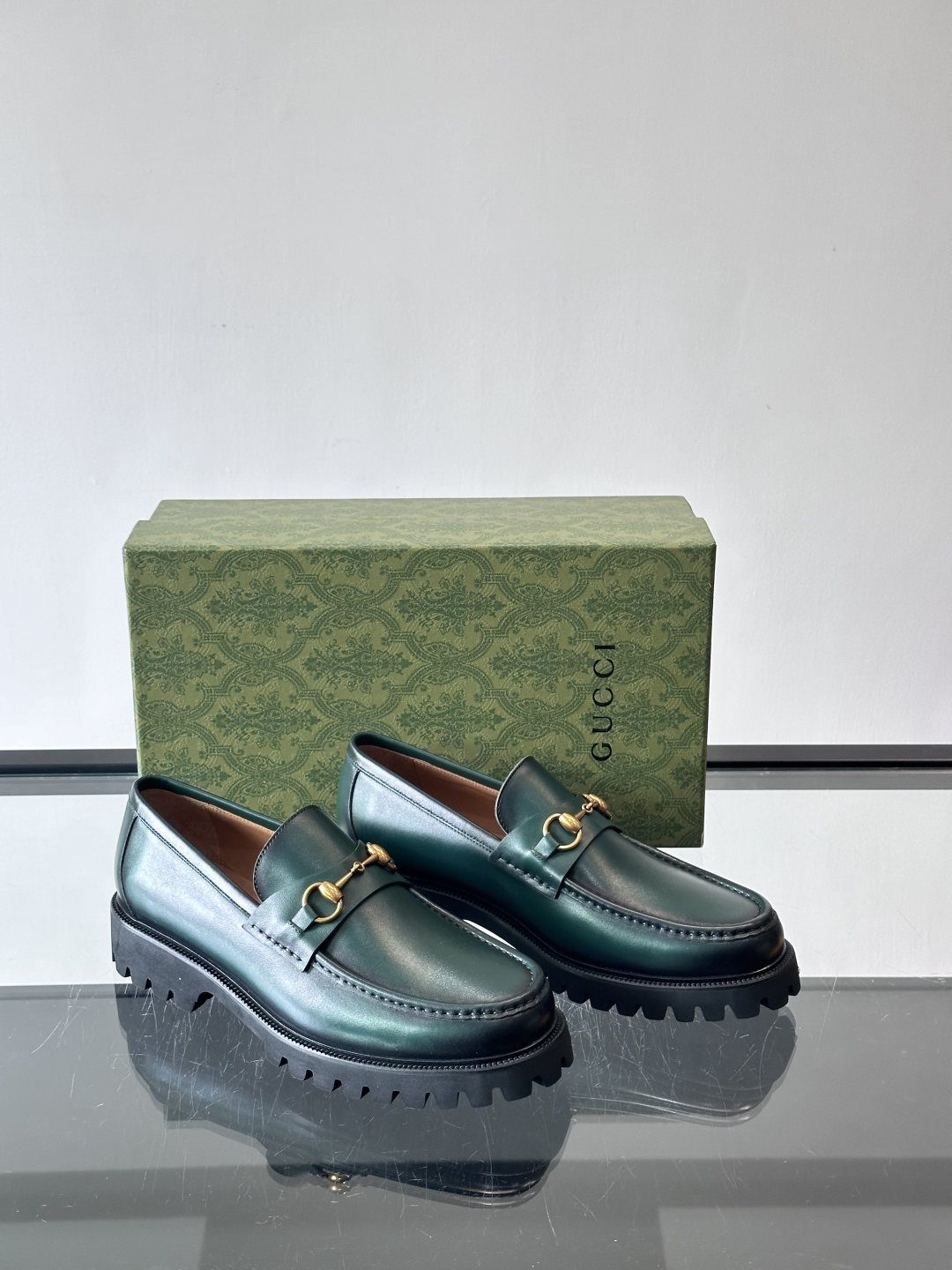 Gucci复古男士乐福鞋，采用牛皮面材质，质感细腻，英伦学院风满满。5cm厚底设计，静音又舒适，通勤日常