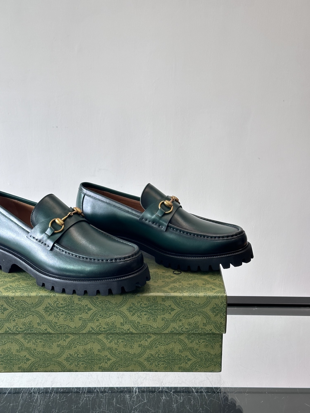 Gucci复古男士乐福鞋，采用牛皮面材质，质感细腻，英伦学院风满满。5cm厚底设计，静音又舒适，通勤日常