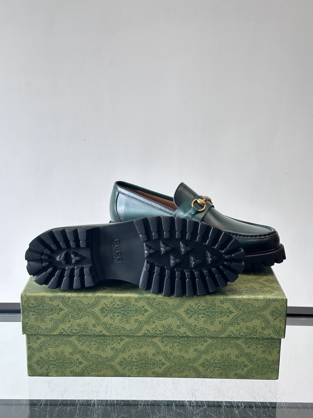 Gucci复古男士乐福鞋，采用牛皮面材质，质感细腻，英伦学院风满满。5cm厚底设计，静音又舒适，通勤日常