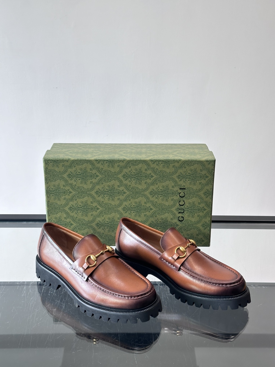 Gucci复古男士乐福鞋，采用牛皮面材质，质感细腻，英伦学院风满满。5cm厚底设计，静音又舒适，通勤日常