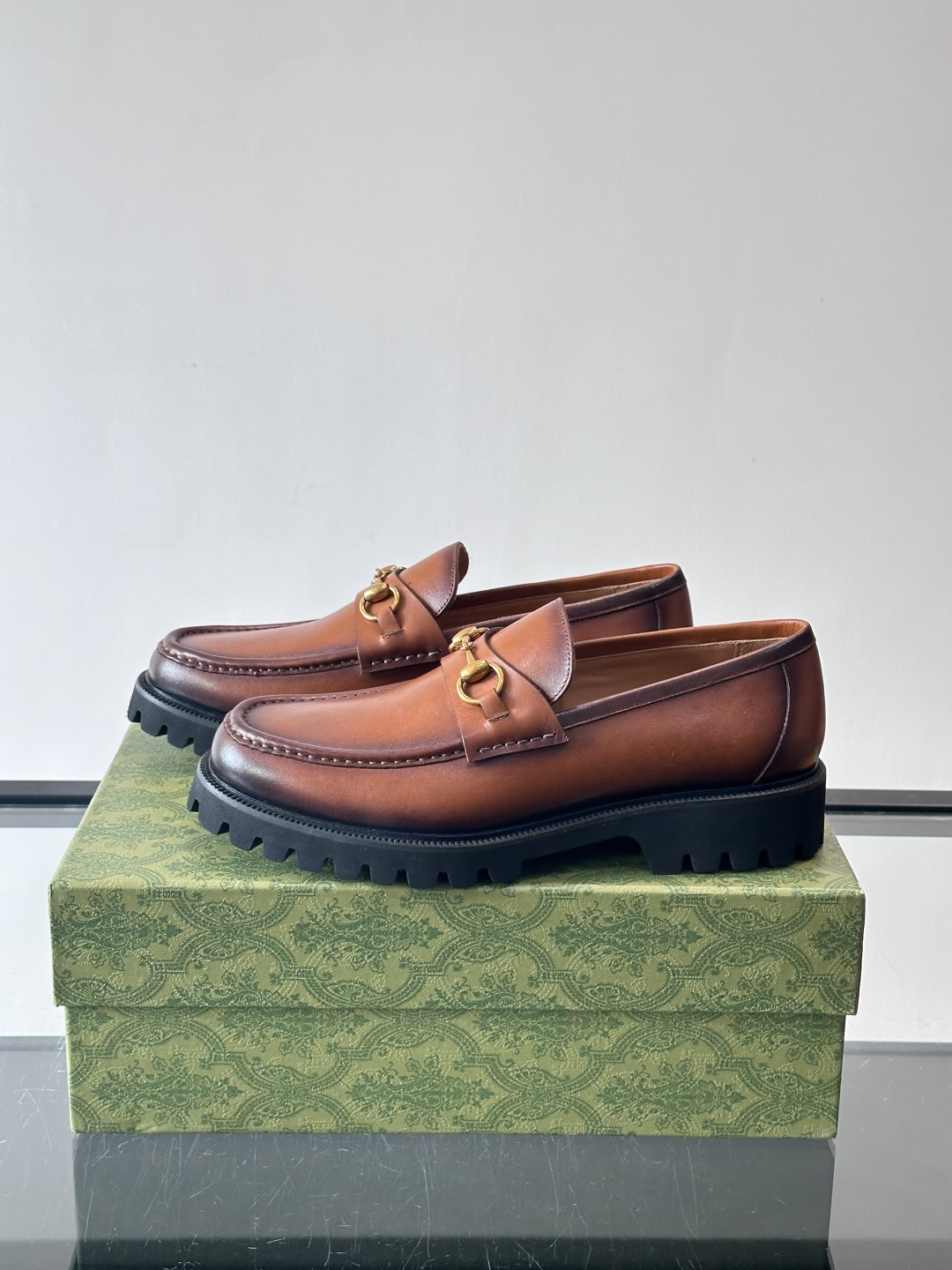 Gucci复古男士乐福鞋，采用牛皮面材质，质感细腻，英伦学院风满满。5cm厚底设计，静音又舒适，通勤日常