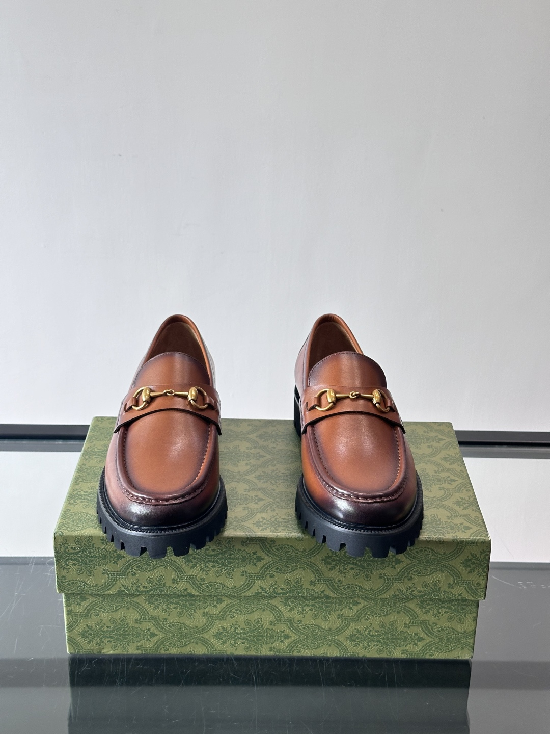 Gucci复古男士乐福鞋，采用牛皮面材质，质感细腻，英伦学院风满满。5cm厚底设计，静音又舒适，通勤日常