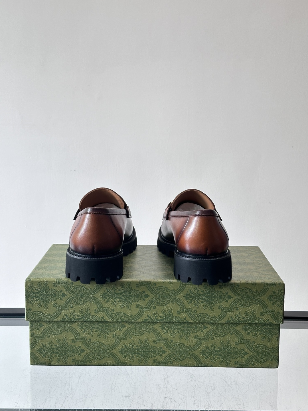 Gucci复古男士乐福鞋，采用牛皮面材质，质感细腻，英伦学院风满满。5cm厚底设计，静音又舒适，通勤日常