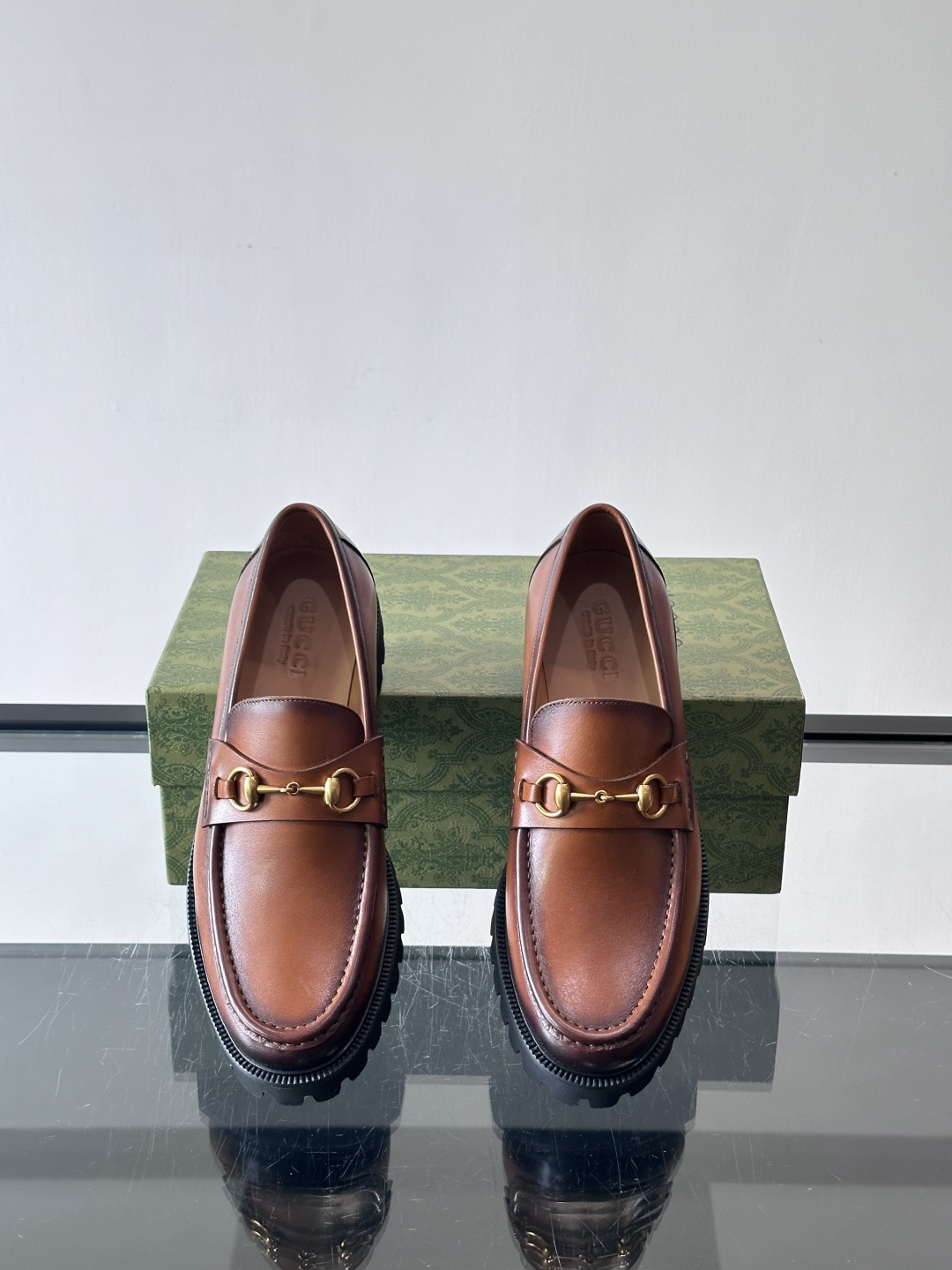 Gucci复古男士乐福鞋，采用牛皮面材质，质感细腻，英伦学院风满满。5cm厚底设计，静音又舒适，通勤日常