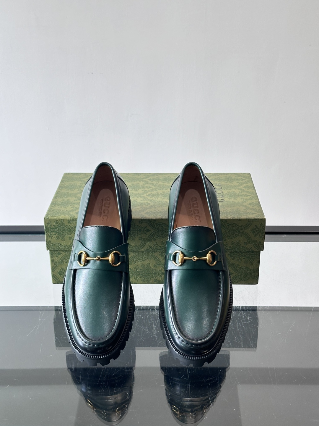 Gucci复古男士乐福鞋，采用牛皮面材质，质感细腻，英伦学院风满满。5cm厚底设计，静音又舒适，通勤日常