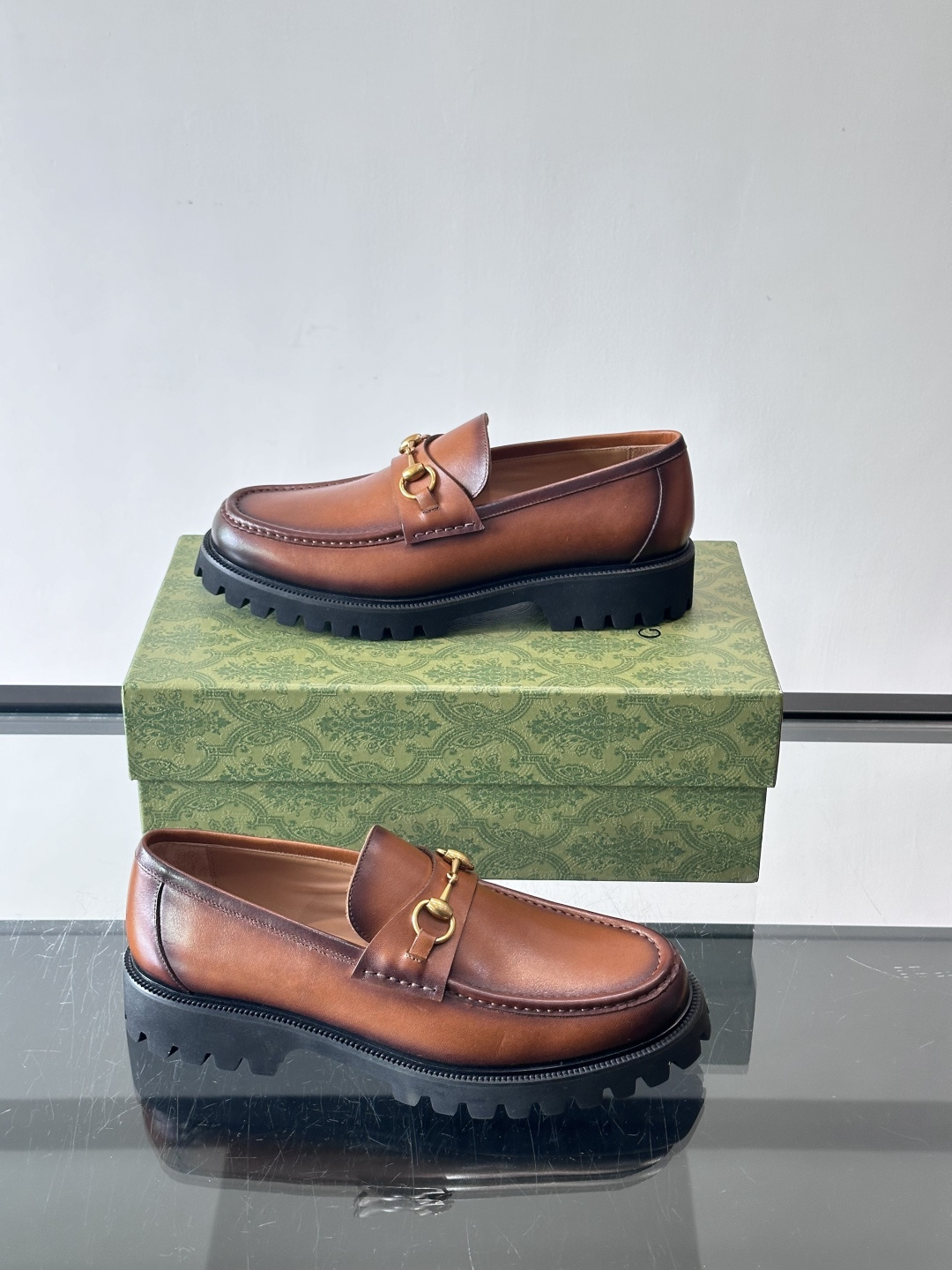 Gucci复古男士乐福鞋，采用牛皮面材质，质感细腻，英伦学院风满满。5cm厚底设计，静音又舒适，通勤日常