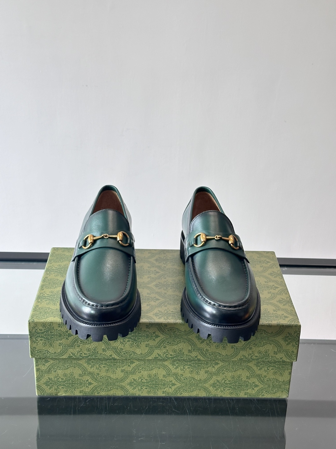 Gucci复古男士乐福鞋，采用牛皮面材质，质感细腻，英伦学院风满满。5cm厚底设计，静音又舒适，通勤日常