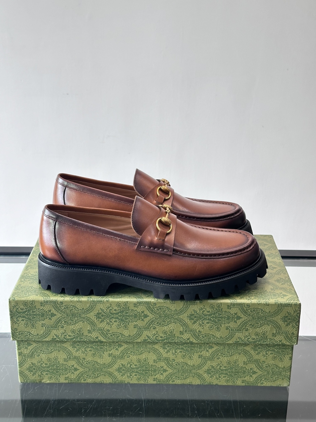 Gucci复古男士乐福鞋，采用牛皮面材质，质感细腻，英伦学院风满满。5cm厚底设计，静音又舒适，通勤日常