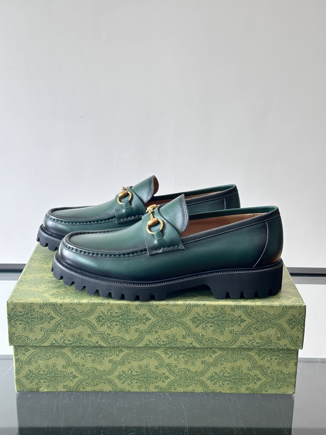 Gucci复古男士乐福鞋，采用牛皮面材质，质感细腻，英伦学院风满满。5cm厚底设计，静音又舒适，通勤日常