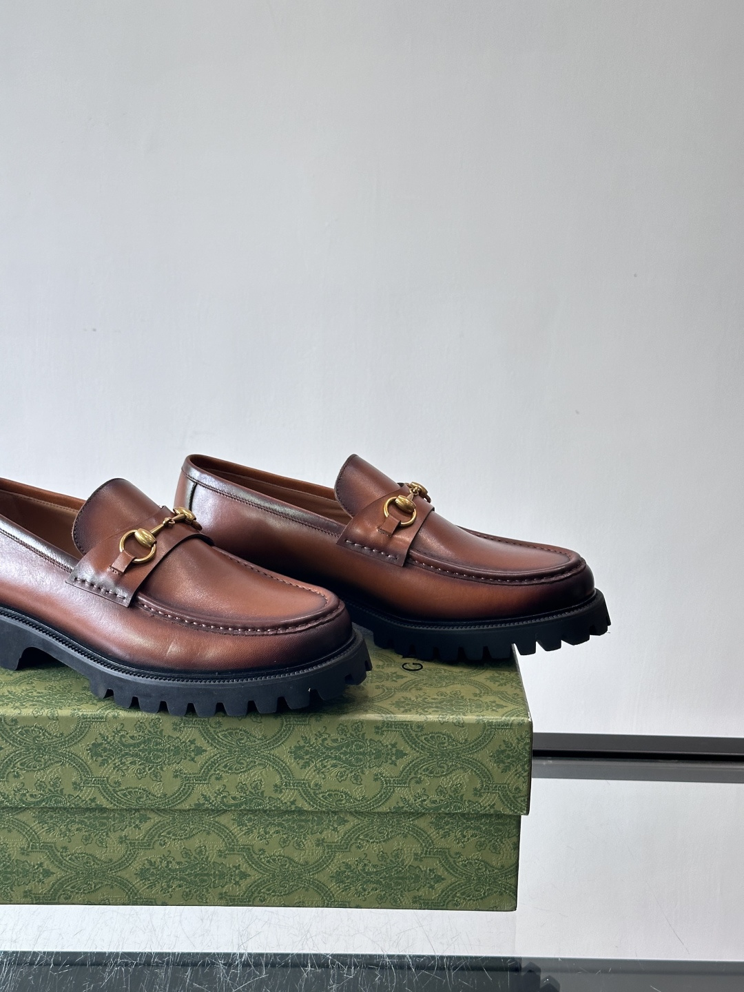 Gucci复古男士乐福鞋，采用牛皮面材质，质感细腻，英伦学院风满满。5cm厚底设计，静音又舒适，通勤日常