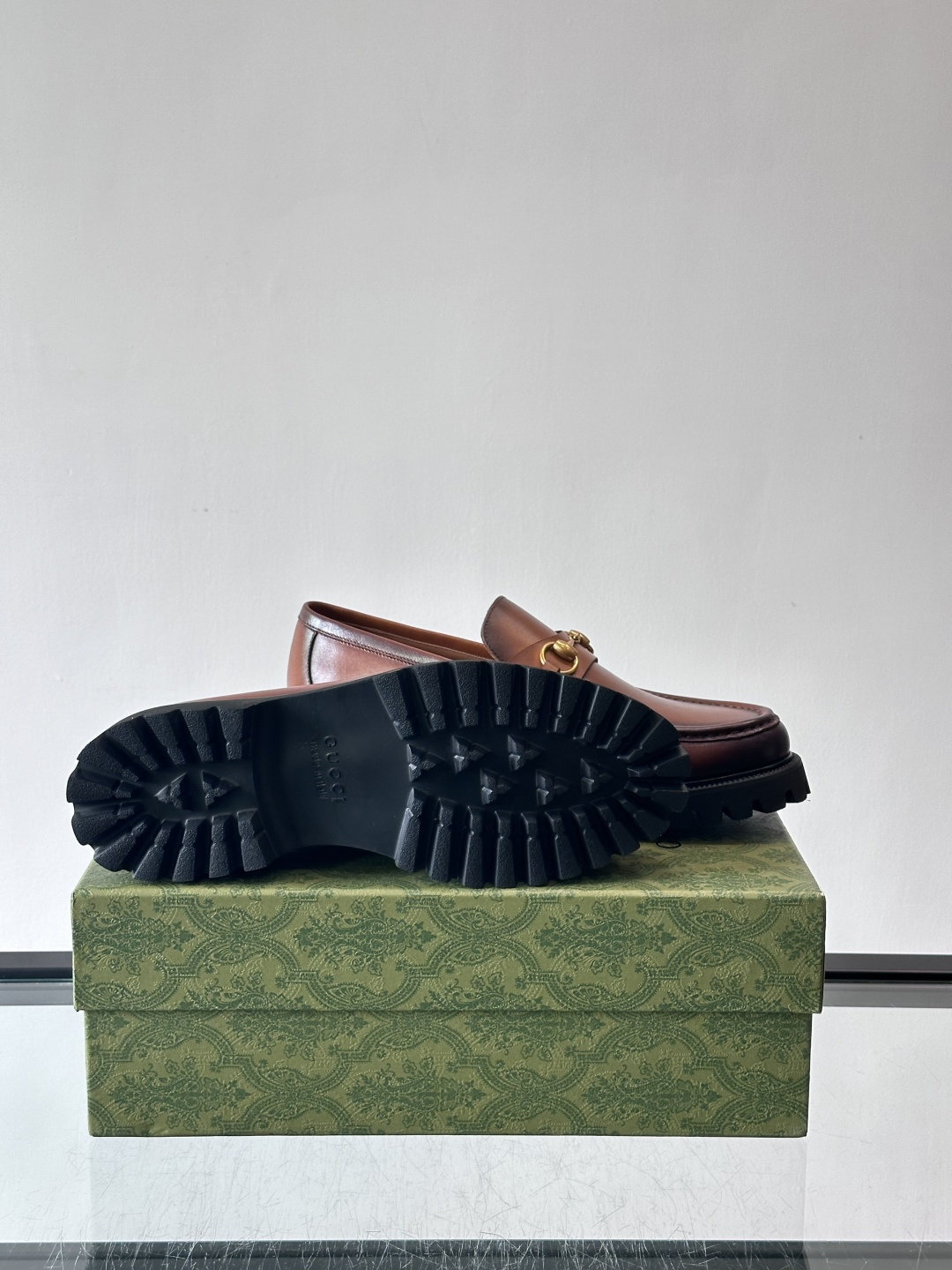 Gucci复古男士乐福鞋，采用牛皮面材质，质感细腻，英伦学院风满满。5cm厚底设计，静音又舒适，通勤日常