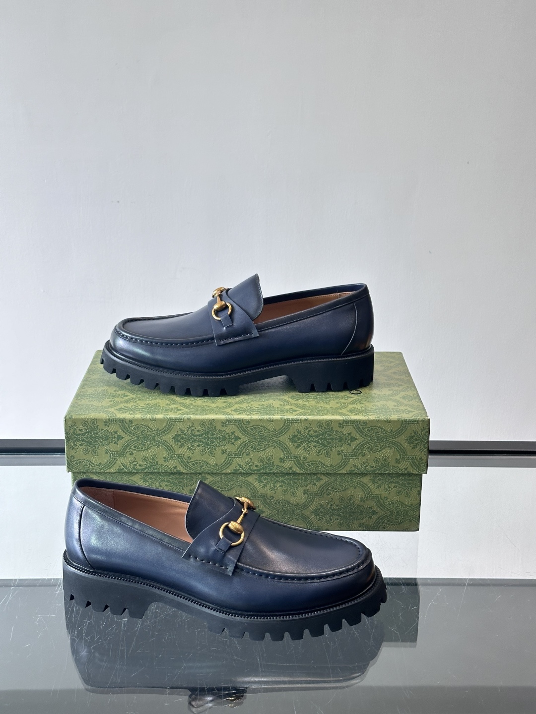 Gucci复古男士乐福鞋，采用牛皮面材质，质感细腻，英伦学院风满满。5cm厚底设计，静音又舒适，通勤日常