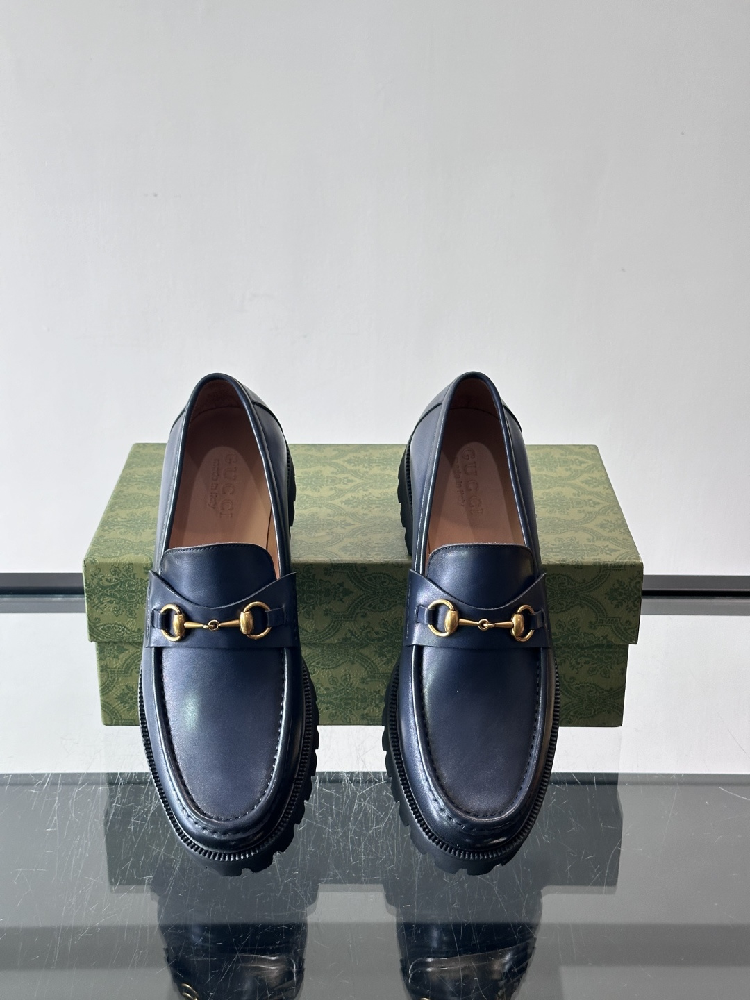 Gucci复古男士乐福鞋，采用牛皮面材质，质感细腻，英伦学院风满满。5cm厚底设计，静音又舒适，通勤日常